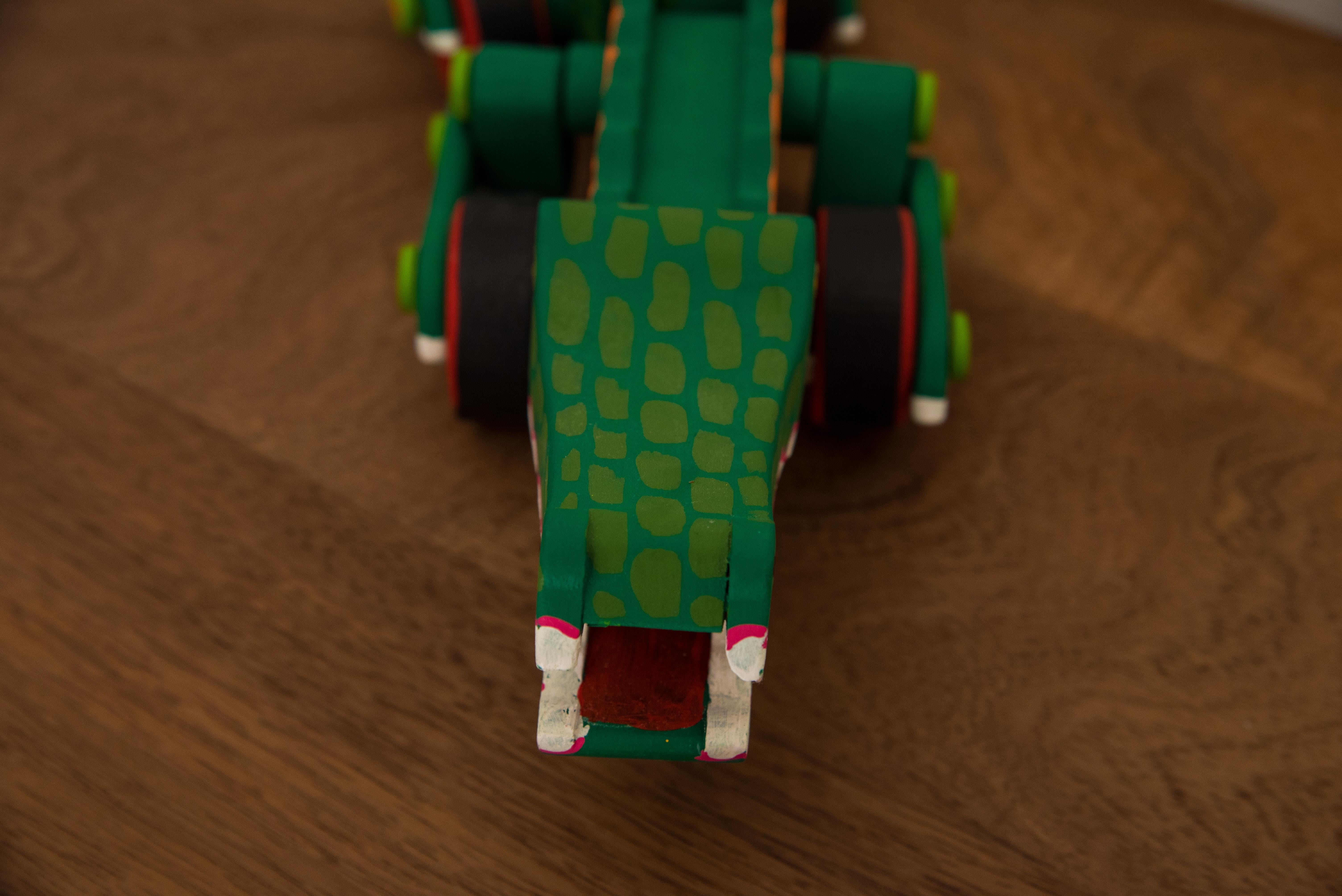 Krokodil Wood Toy Mexikanische Volkskunst Handbemalt Kunsthandwerkliche Figur Mechaniker (Handgeschnitzt) im Angebot