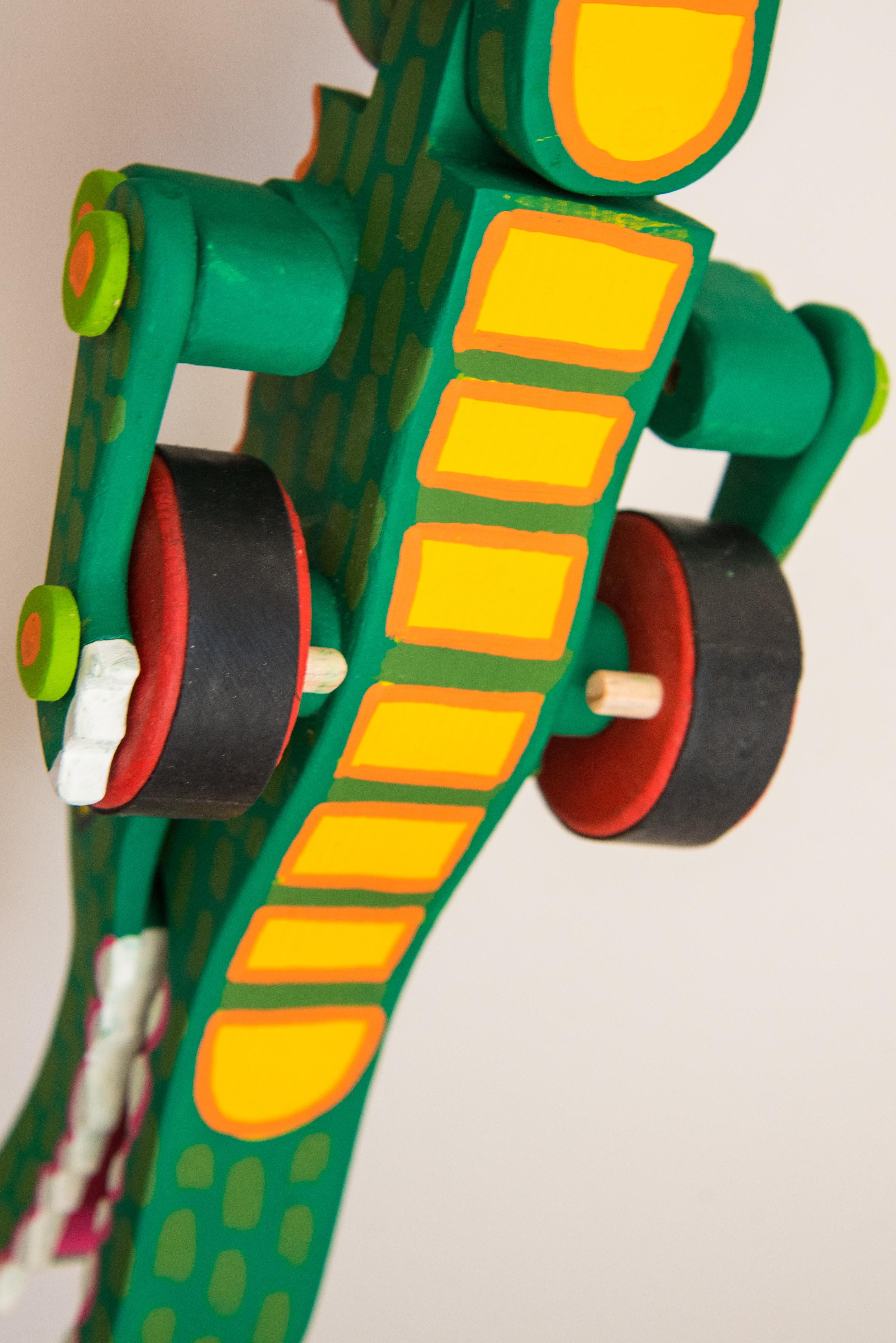Krokodil Wood Toy Mexikanische Volkskunst Handbemalt Kunsthandwerkliche Figur Mechaniker (Acryl) im Angebot