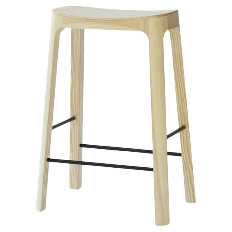 Tabouret de comptoir Crofton avec cadre en bois de pin naturel par Daniel Schofield