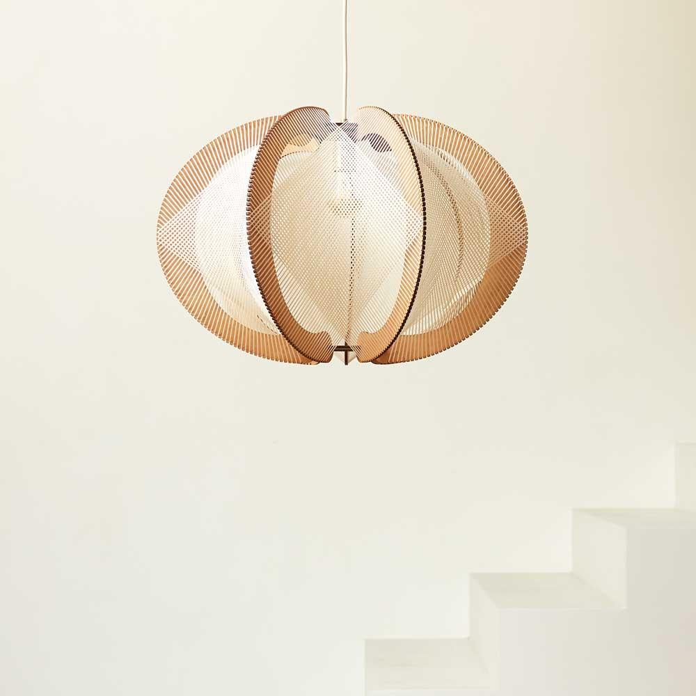Lampada a sospensione Croisé Echino di LAFABLIGHT
Dimensioni: D. A. 39 x H. 26 cm
Materiali: Struttura in Wood intrecciata con cotone ecru, cavo tessile con rosetta in metallo/legno.

LAFABLIGHT nasce dall'incontro di due appassionati di design con