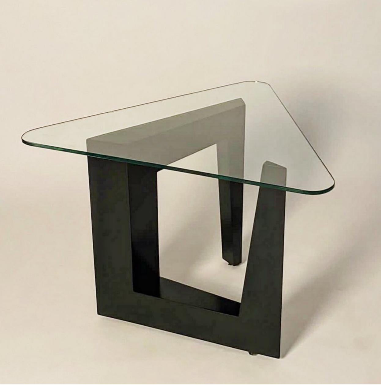 La table d'appoint CROISÉ est la première d'une nouvelle ligne conçue par Hassan Abouseda pour HAF. L'esthétique est riche en histoires et reflète un mélange d'influences culturelles. Elle est présentée ici en hêtre ébonisé comme table d'appoint. Il