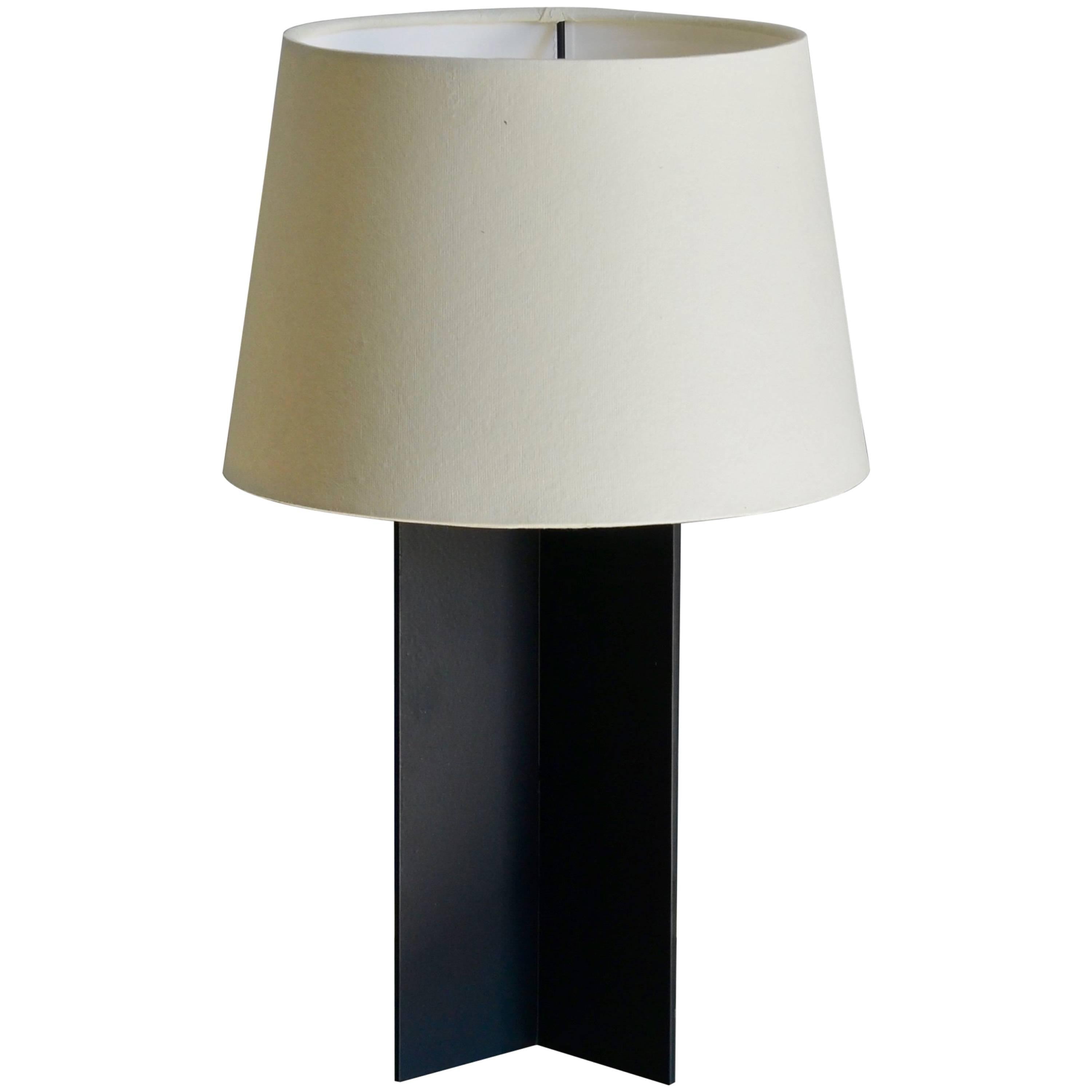 Lampe de bureau 'Croisillon' en acier noir mat et parchemin par Design Frères en vente
