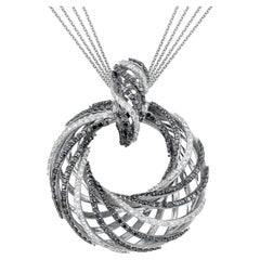 Collana con ciondolo rotondo Croissant in oro bianco e nero con pavé di diamanti 18 carati