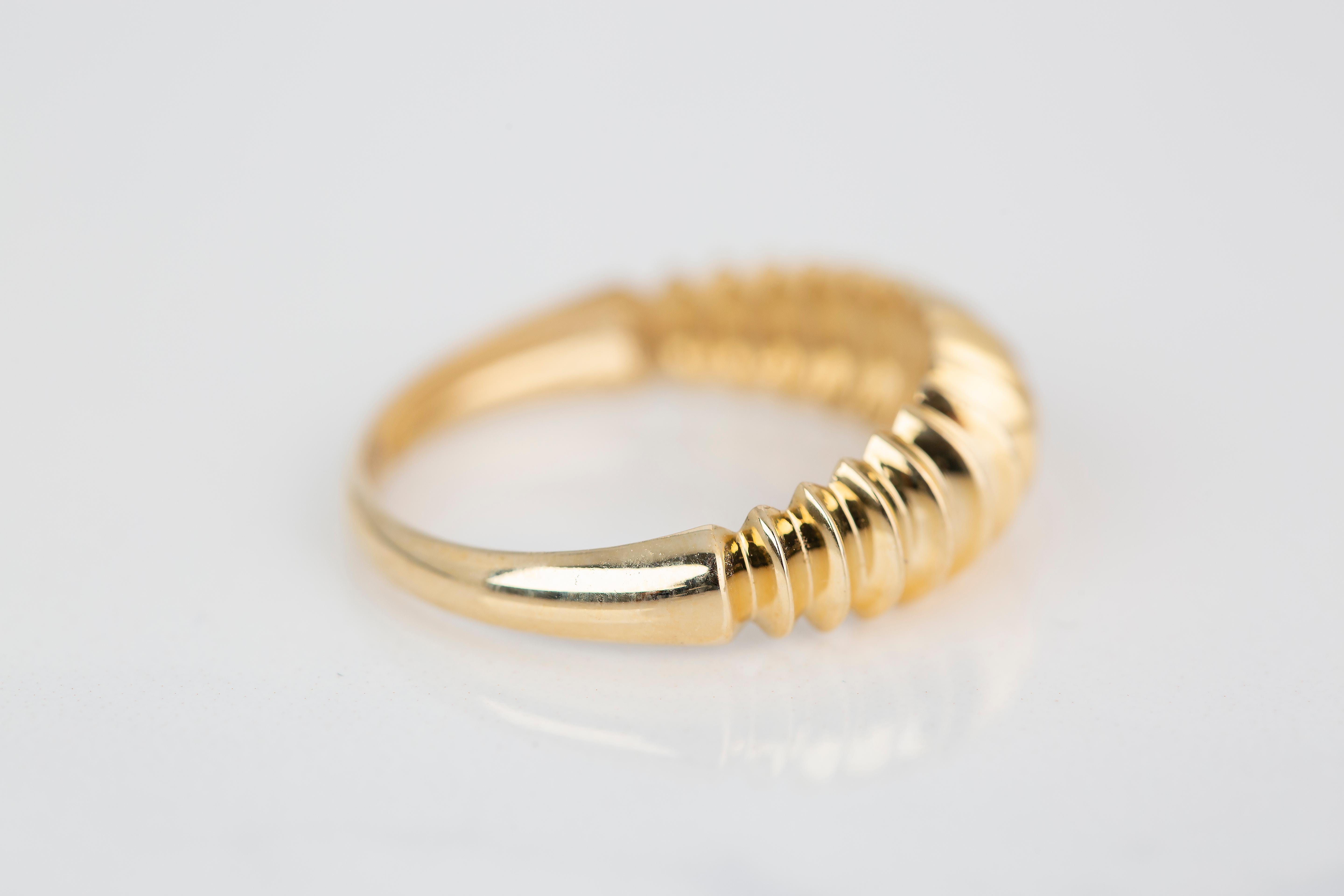 Im Angebot: Croissant-Ring, Kuppel-Croissant-Ring, 14K Gold Croissant-Ring () 3