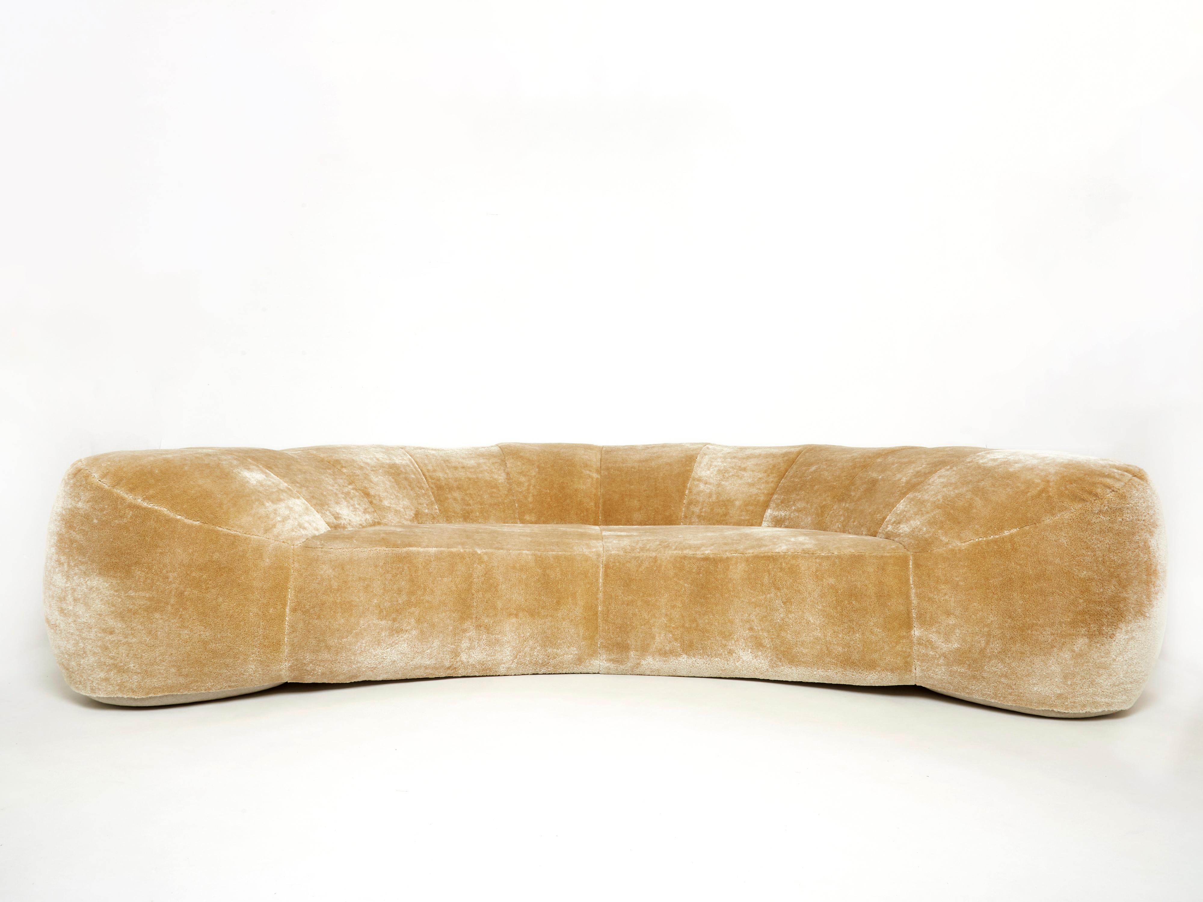 Seltenes Croissant-Sofa von Raphaël Raffel für Maison Honoré Paris aus der Mitte der 1970er Jahre. Das Sofa wurde vollständig restauriert und mit einem wunderschönen, hellen Teddykaramell-Mohair-Samtstoff des italienischen Herausgebers Dedar - A