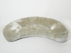 Canapé Croissant de Raphael Raffel pour Honore Paris en velours de mohair 1970