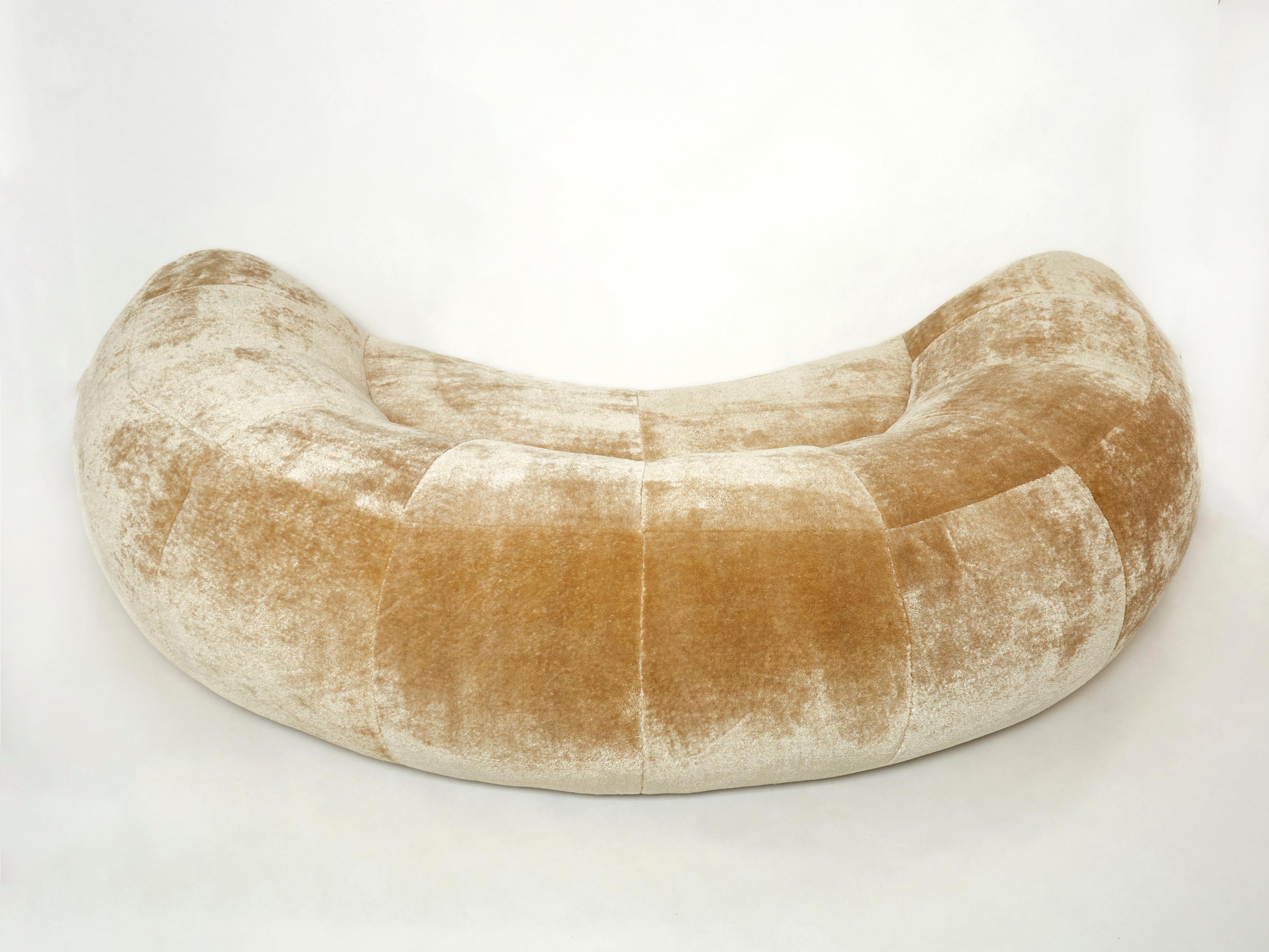 Croissant Sofa by Raphael Raffel for Honore Paris in Mohair Velvet, 1970s For Sale 1