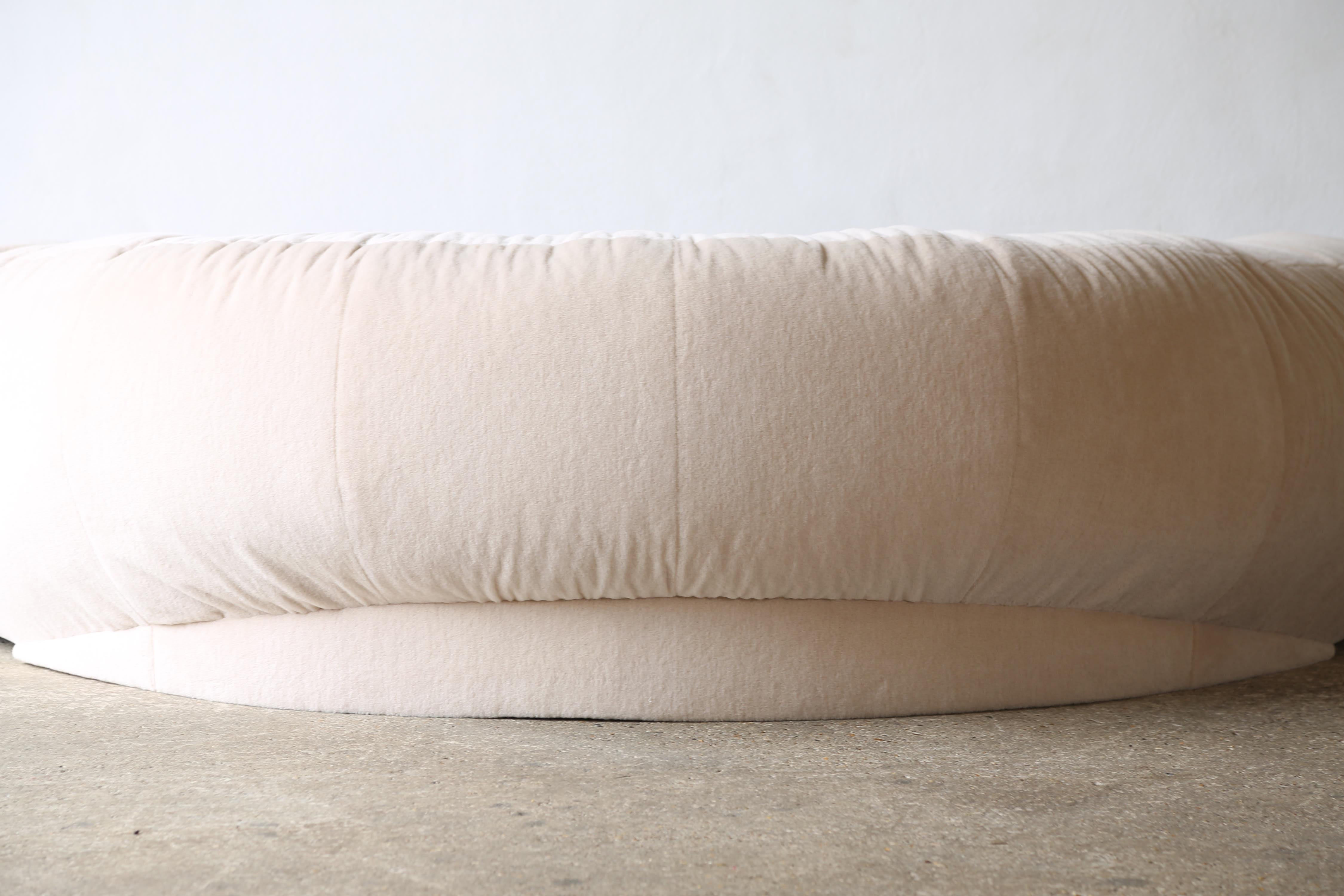 Croissant-Sofa von Raphael Raffel für Honore Paris, reines Alpaka, 1970er Jahre im Angebot 5