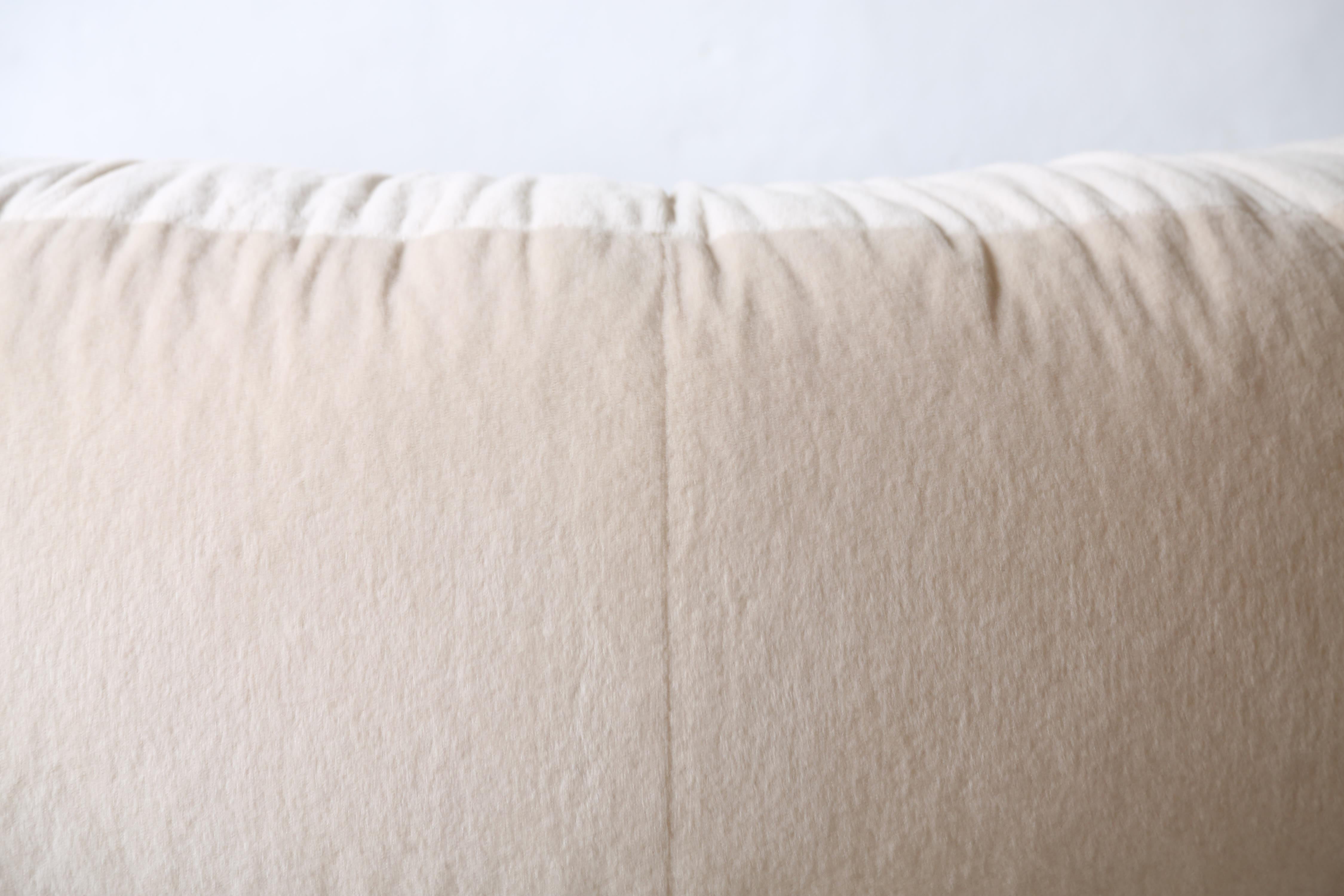 Croissant-Sofa von Raphael Raffel für Honore Paris, reines Alpaka, 1970er Jahre im Angebot 7