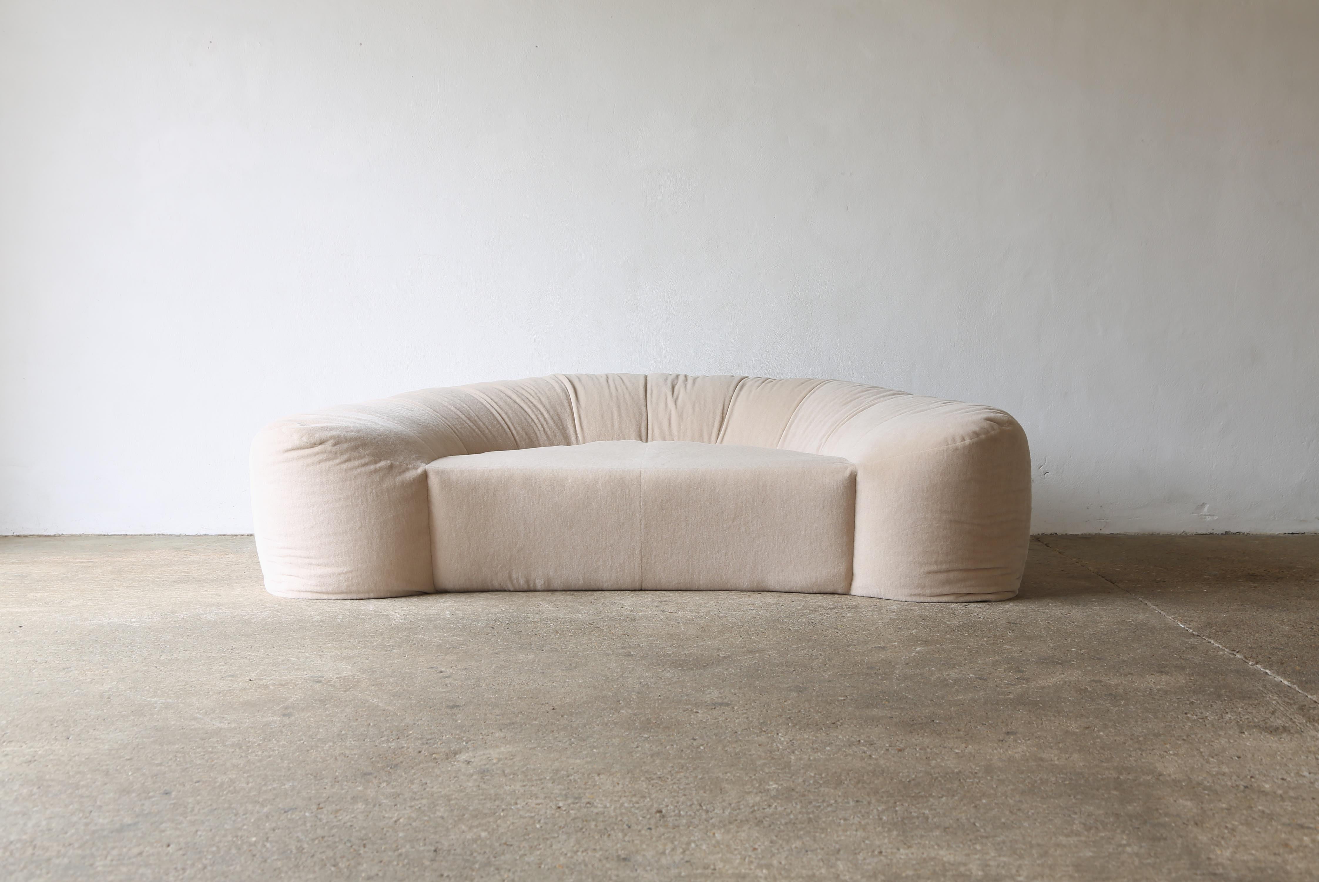 Seltenes Croissant-Sofa von Raphaël Raffel für Maison Honoré Paris und  Mitte der 1970er Jahre hergestellt. Das Sofa wurde restauriert und mit einem hochwertigen, weichen, reinen Alpaka-Stoff neu gepolstert.  