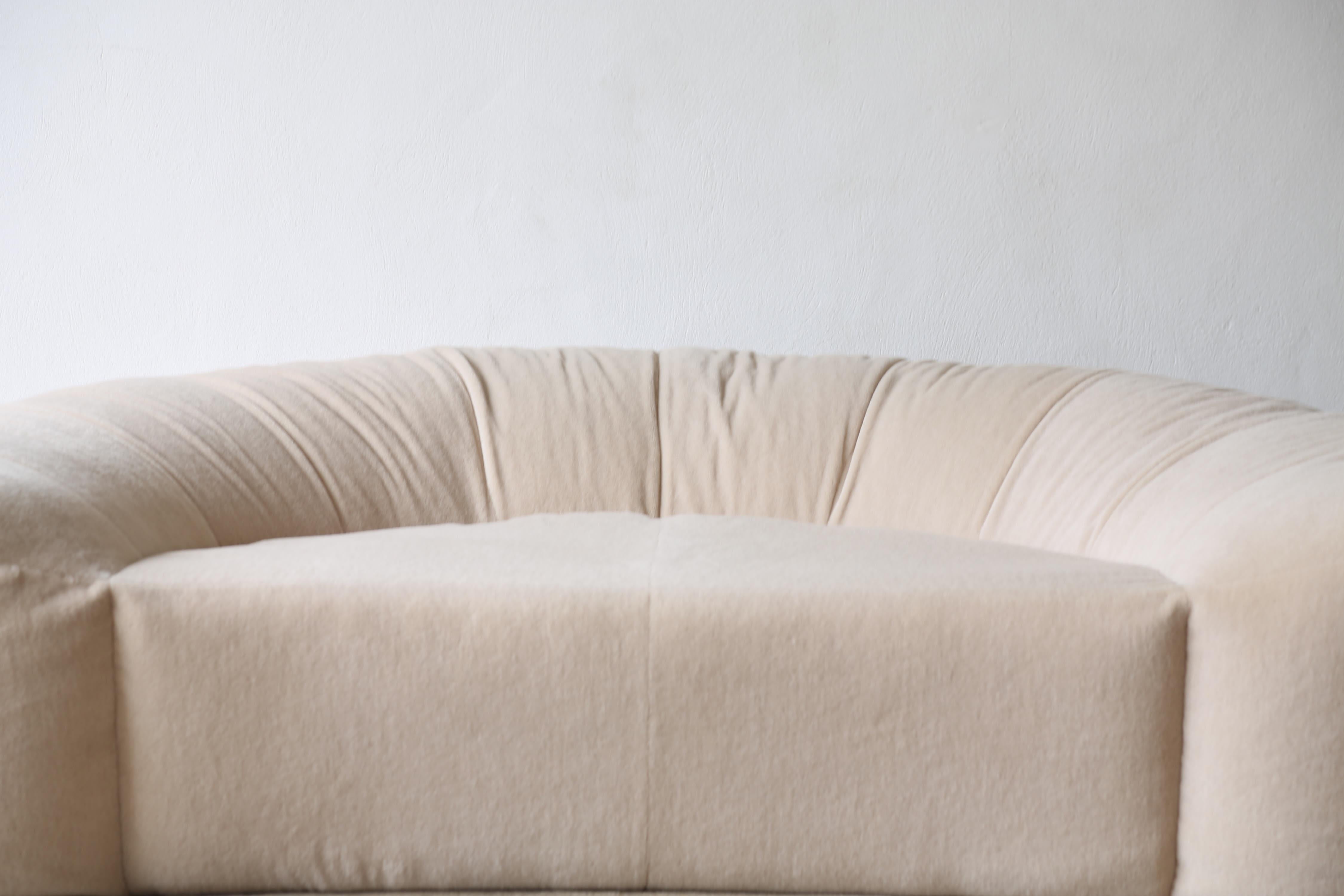 Croissant-Sofa von Raphael Raffel für Honore Paris, reines Alpaka, 1970er Jahre (Französisch) im Angebot