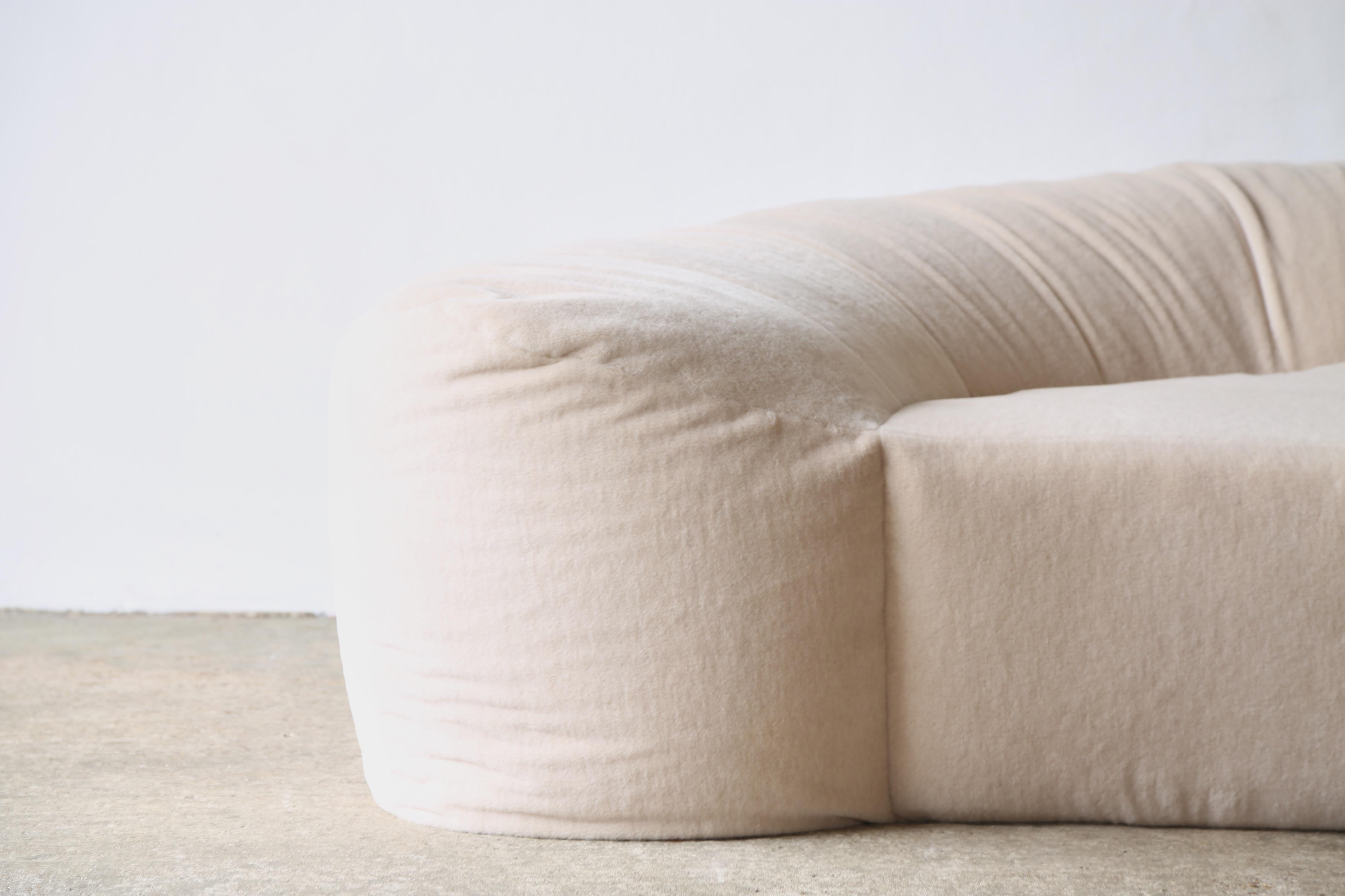 Croissant-Sofa von Raphael Raffel für Honore Paris, reines Alpaka, 1970er Jahre im Zustand „Gut“ im Angebot in LEWES, GB