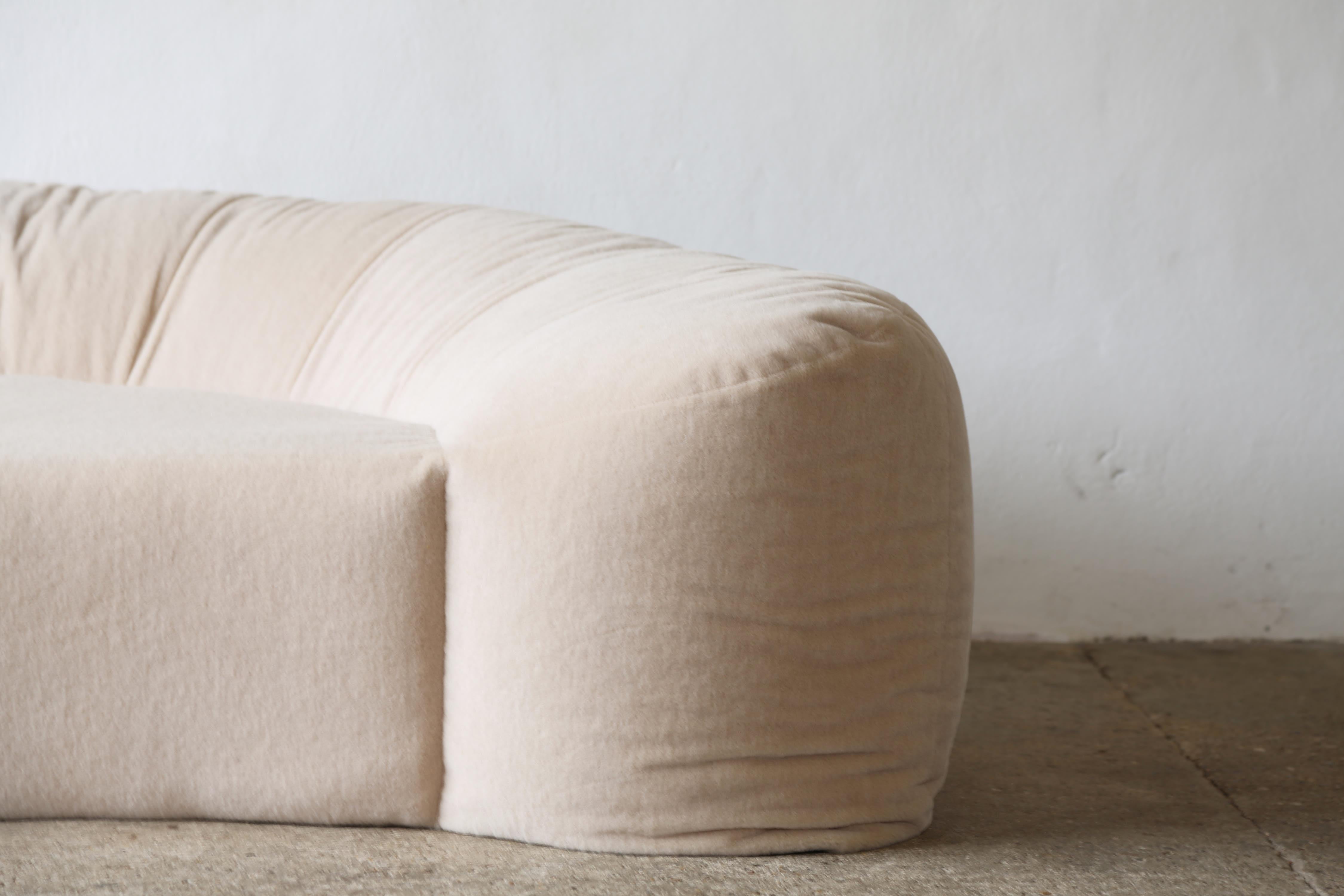 Croissant-Sofa von Raphael Raffel für Honore Paris, reines Alpaka, 1970er Jahre (20. Jahrhundert) im Angebot