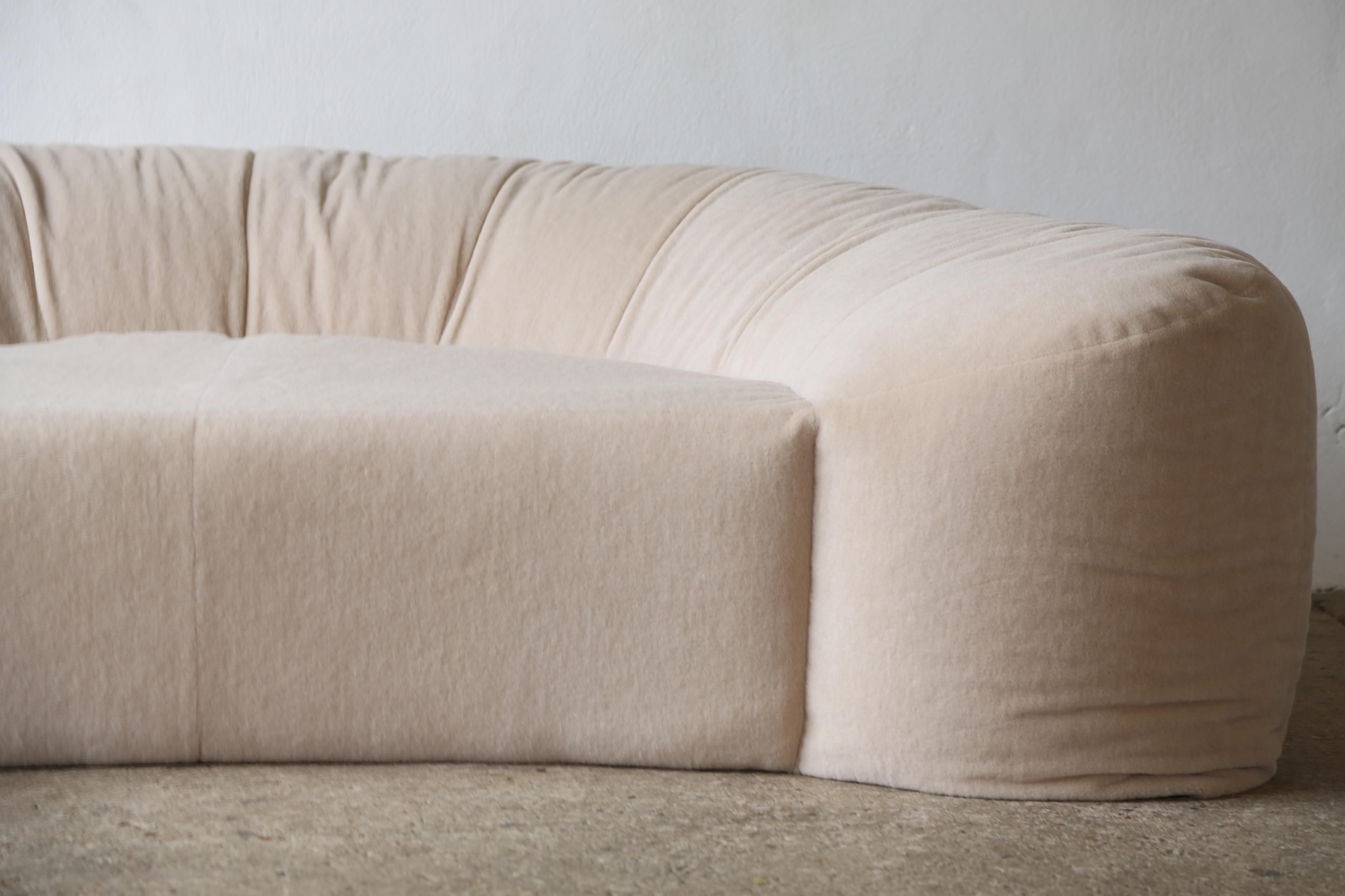 Croissant-Sofa von Raphael Raffel für Honore Paris, reines Alpaka, 1970er Jahre im Angebot 1
