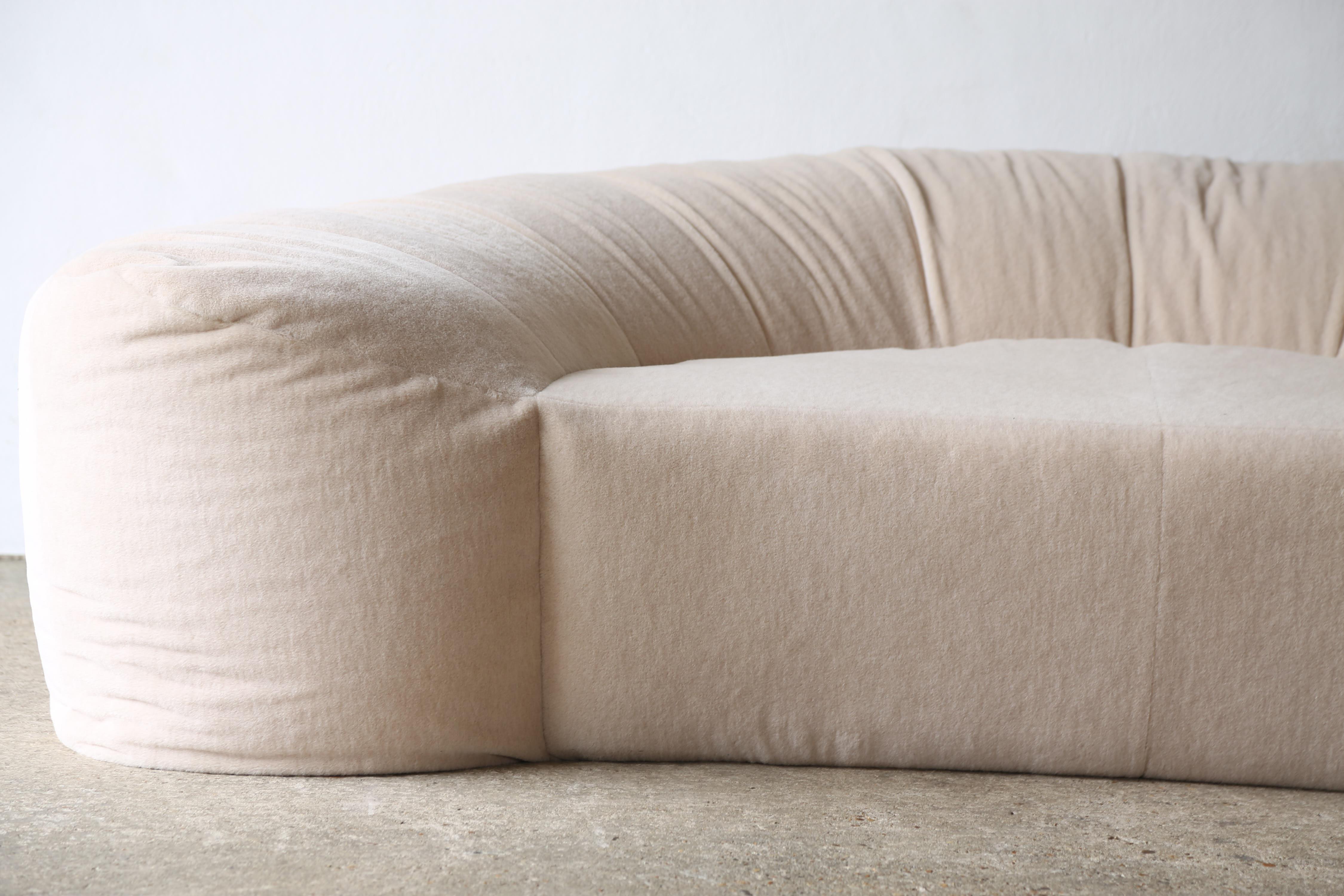 Croissant-Sofa von Raphael Raffel für Honore Paris, reines Alpaka, 1970er Jahre im Angebot 2