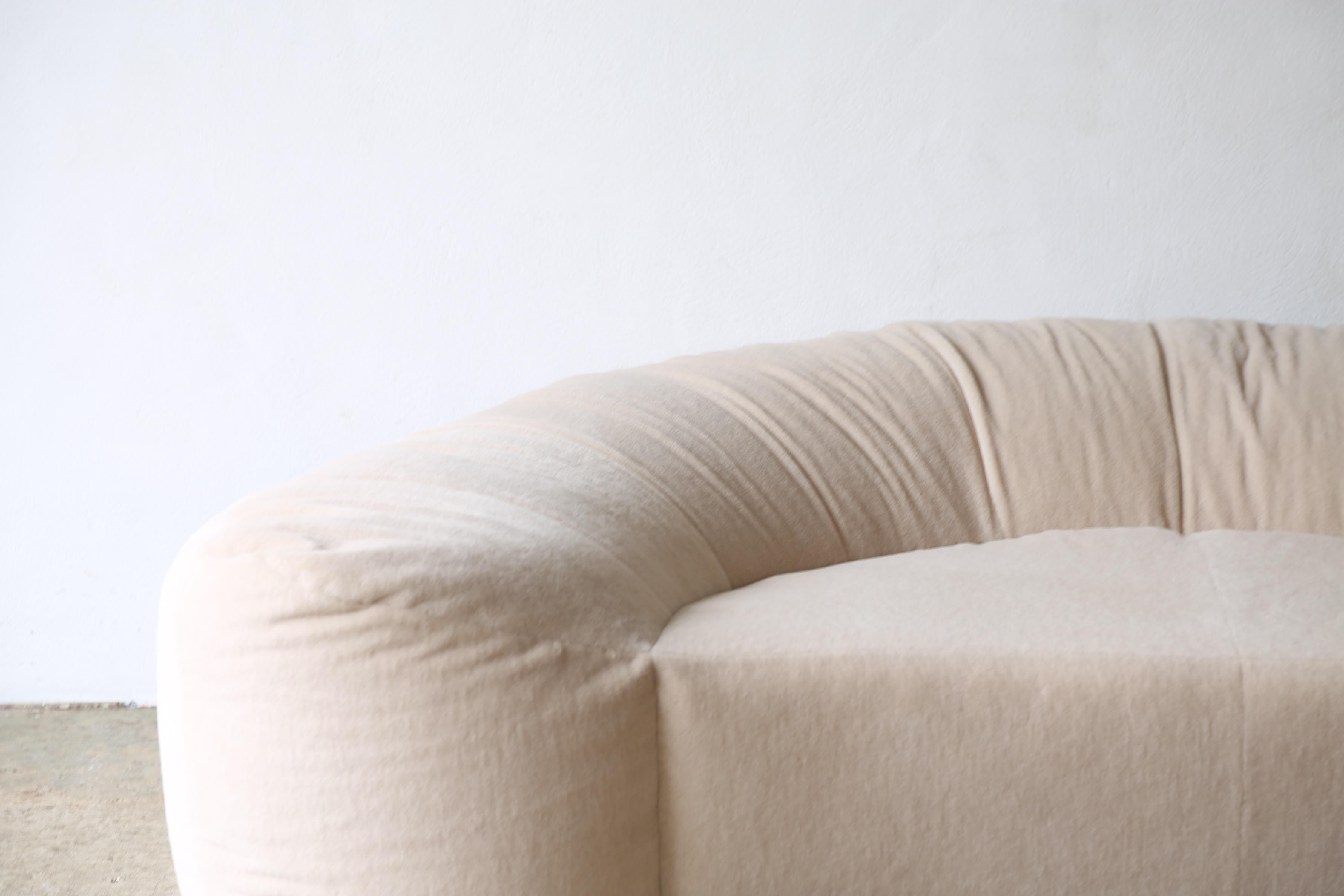 Croissant-Sofa von Raphael Raffel für Honore Paris, reines Alpaka, 1970er Jahre im Angebot 3