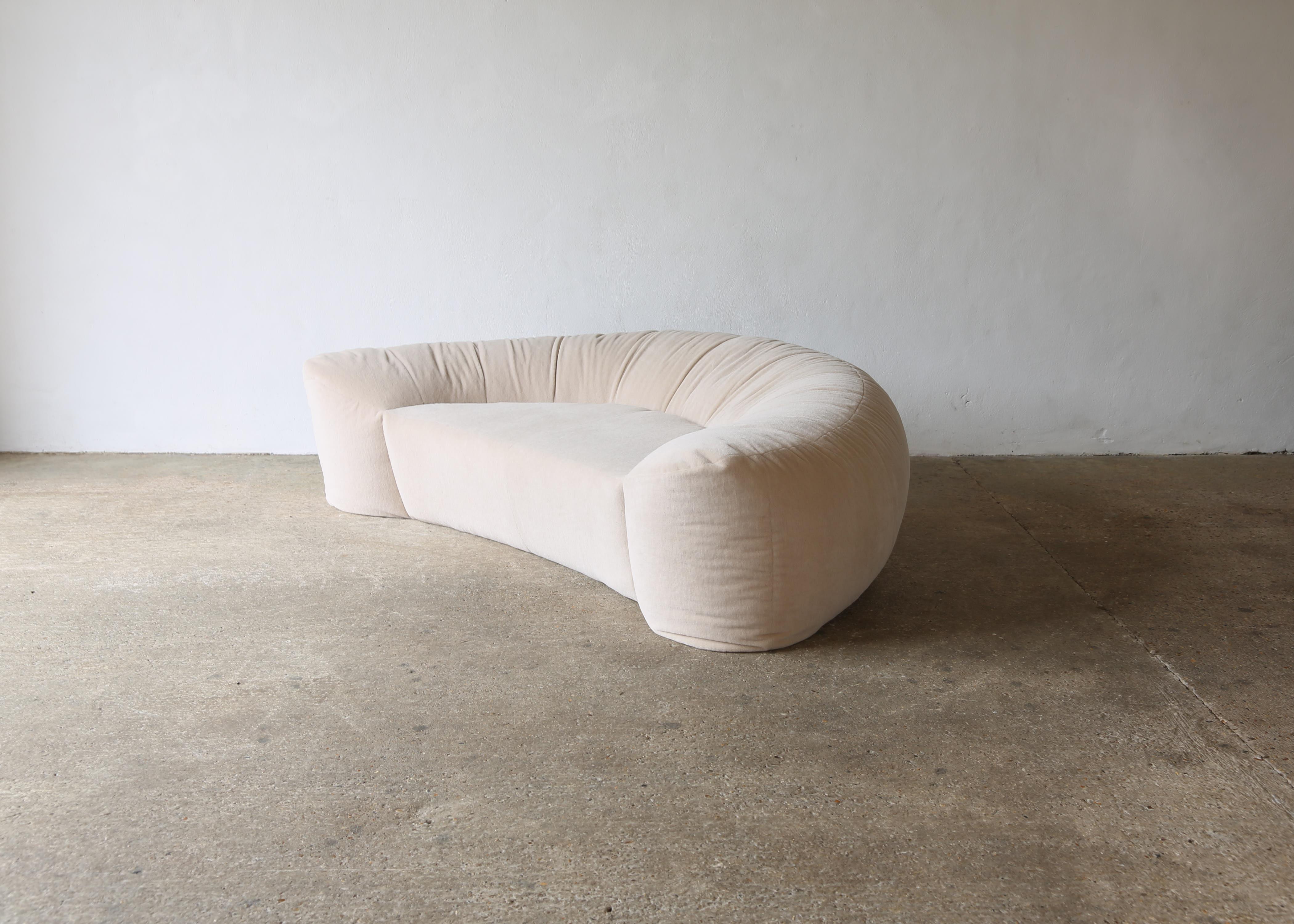 Croissant-Sofa von Raphael Raffel für Honore Paris, reines Alpaka, 1970er Jahre im Angebot 4