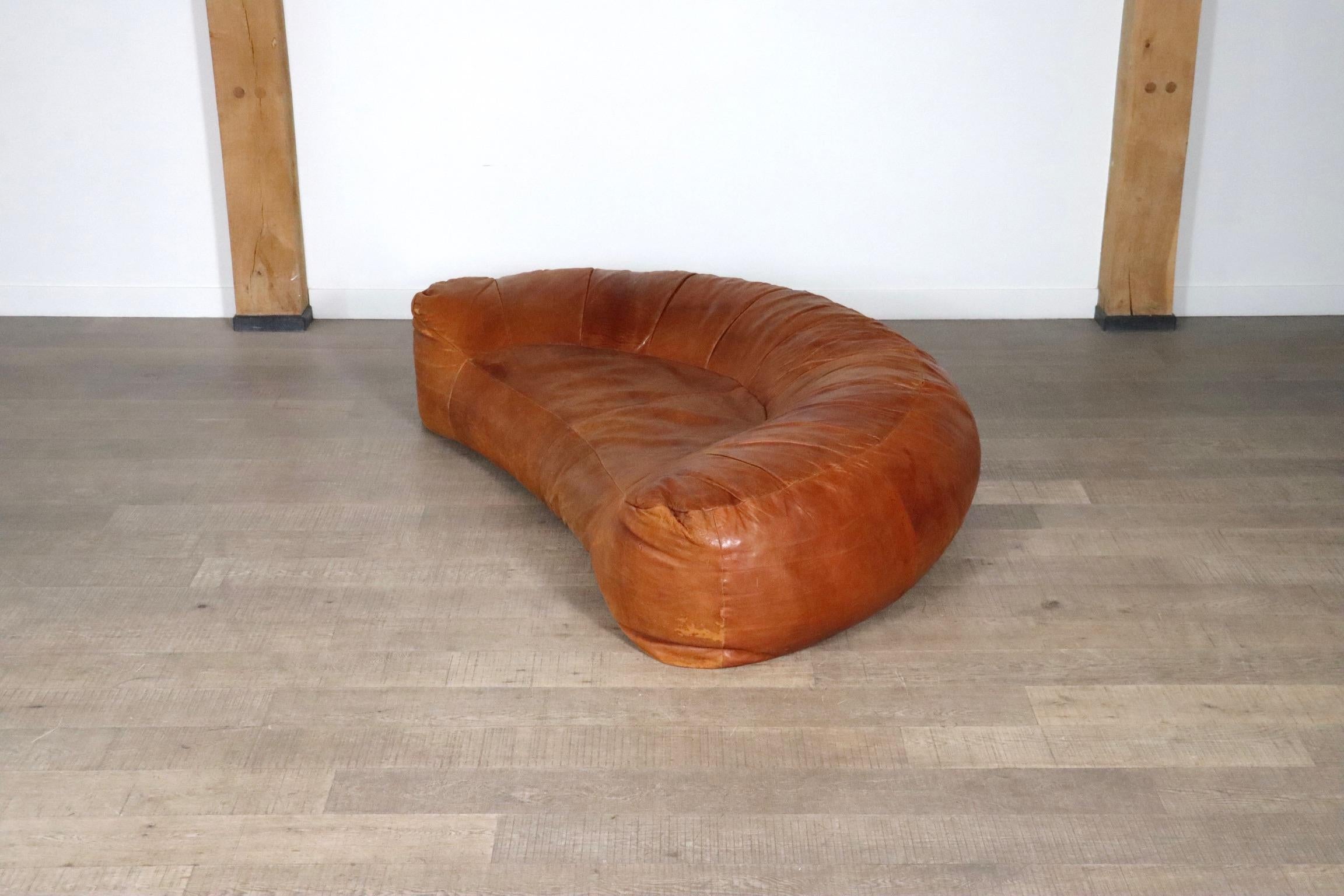 Croissant Sofa in Cognac Leather by Raphael Raffel for Honore Paris, 1970s For Sale 8