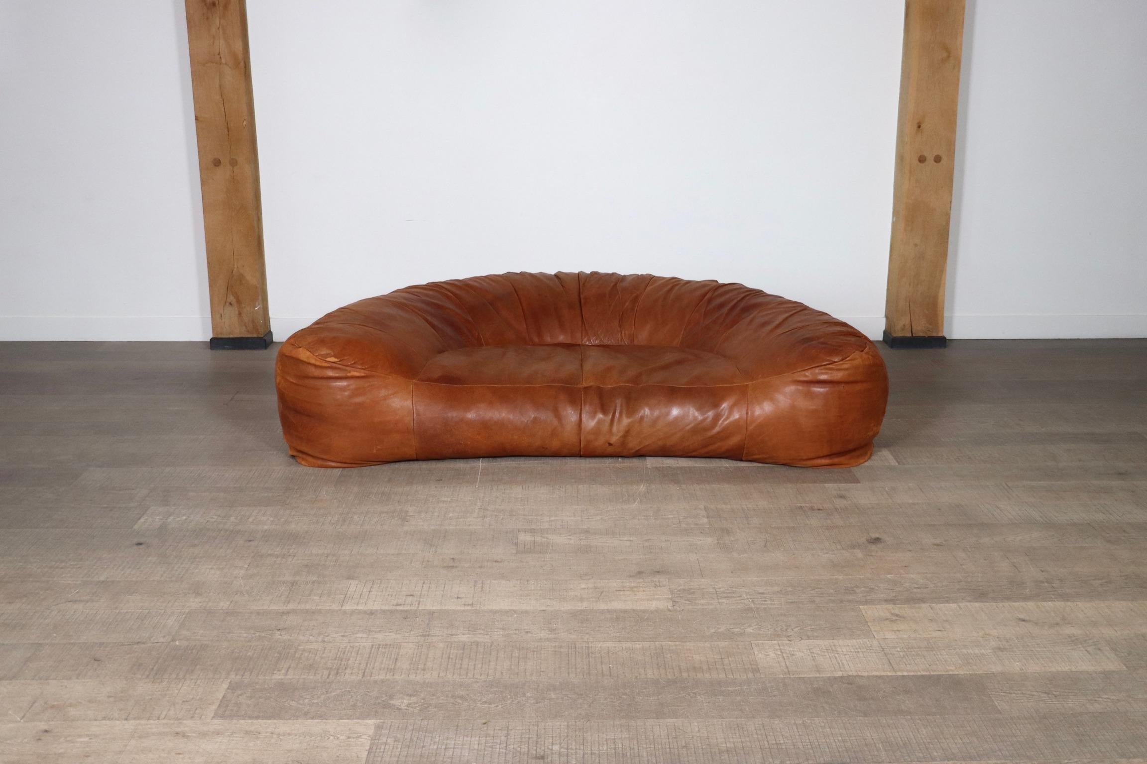 Incredible and rare croissant sofa in original cognac leather by Raphaël Raffel for Maison Honoré Paris, 1970s.

This bespoke piece, which was made to order between the 1970s and 1980s, is renowned not only for its iconic design but also for its