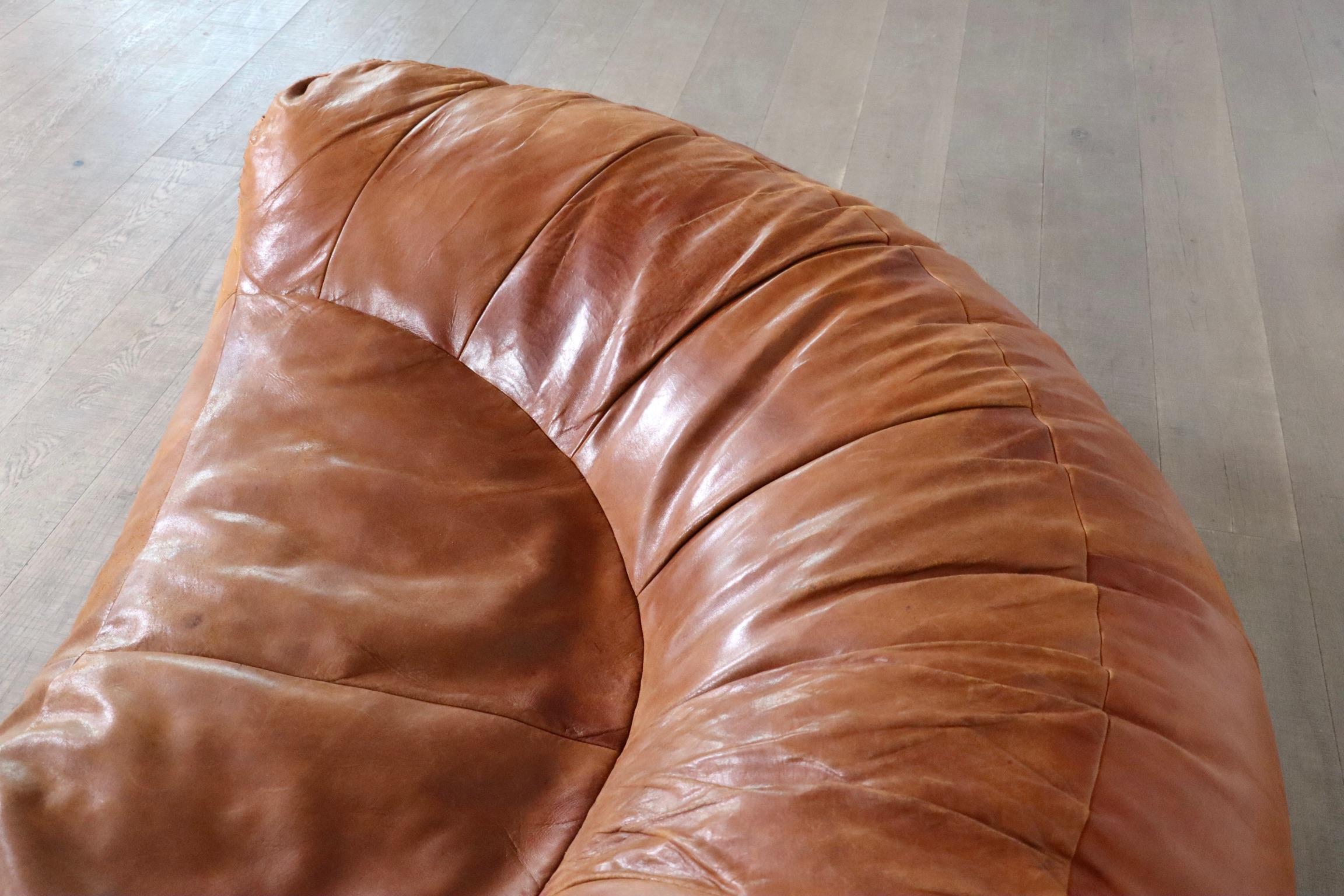 Croissant Sofa in Cognac Leather by Raphael Raffel for Honore Paris, 1970s In Good Condition For Sale In ABCOUDE, UT