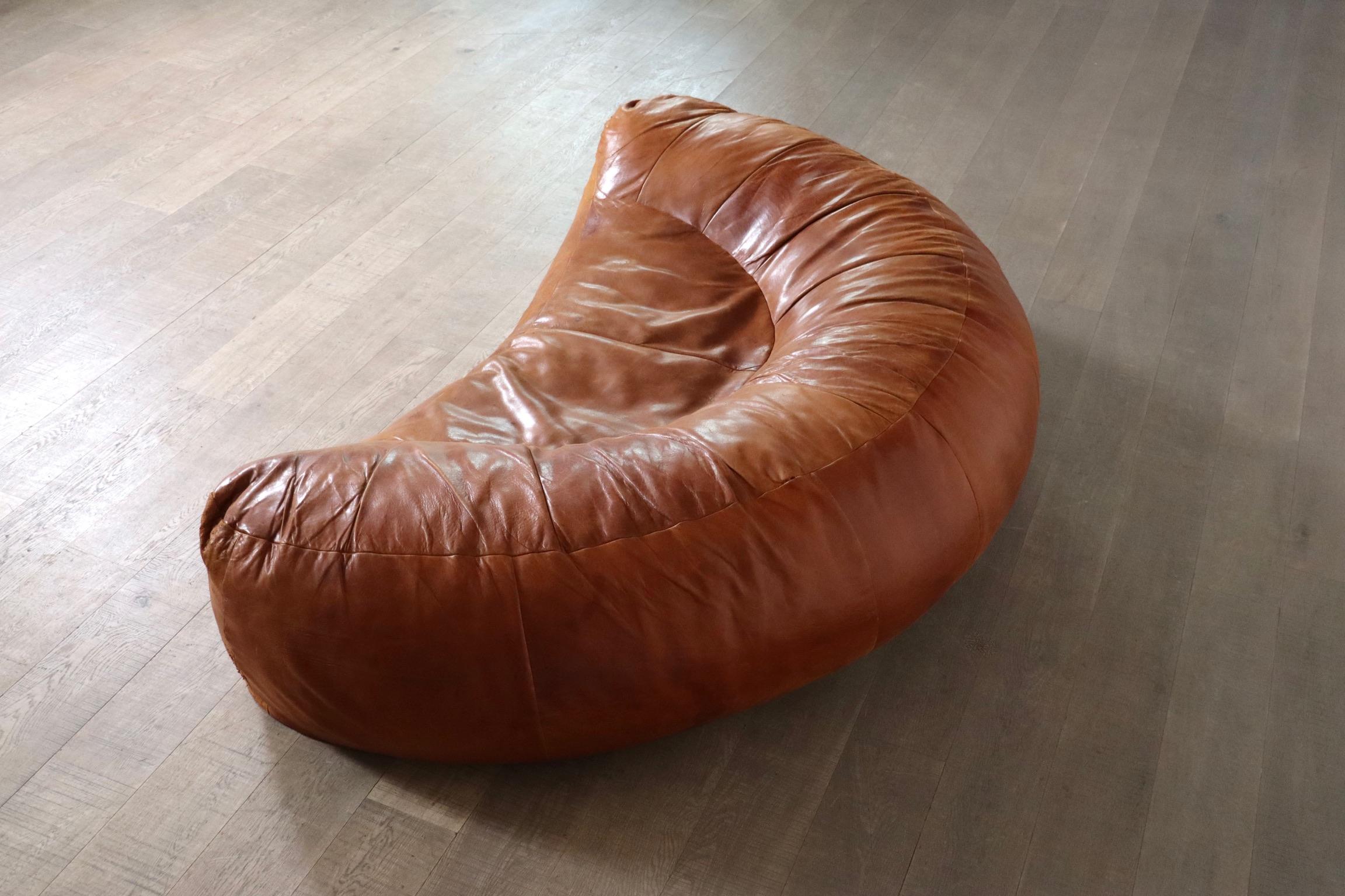 Croissant Sofa in Cognac Leather by Raphael Raffel for Honore Paris, 1970s For Sale 4