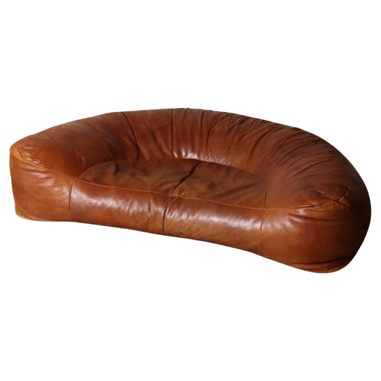 Divano Croissant in pelle cognac di Raphael Raffel per Honore Paris, anni '70
