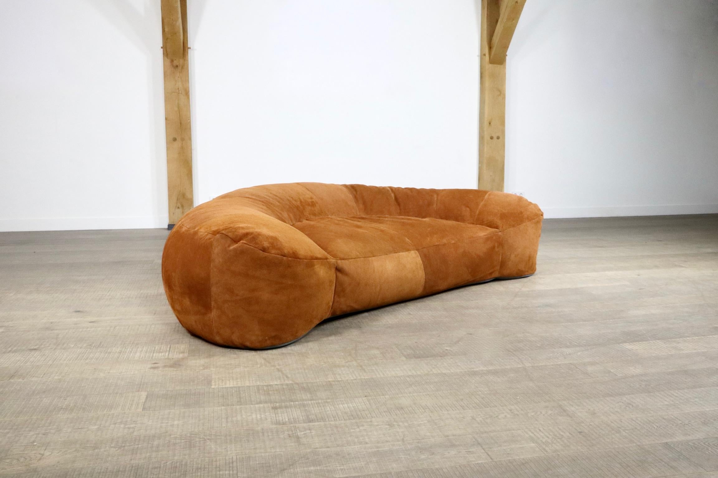 Croissant Sofa in Suede by Raphael Raffel for Honore Paris, 1970s In Good Condition In ABCOUDE, UT
