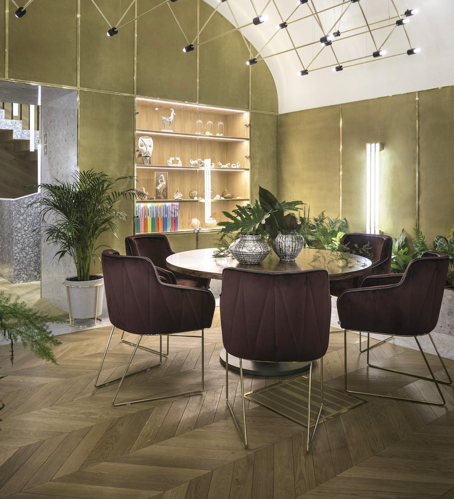 Croix Stuhl in Bouclê latte und elfenbeinfarbenen lackierten Metallfüßen im Angebot 6