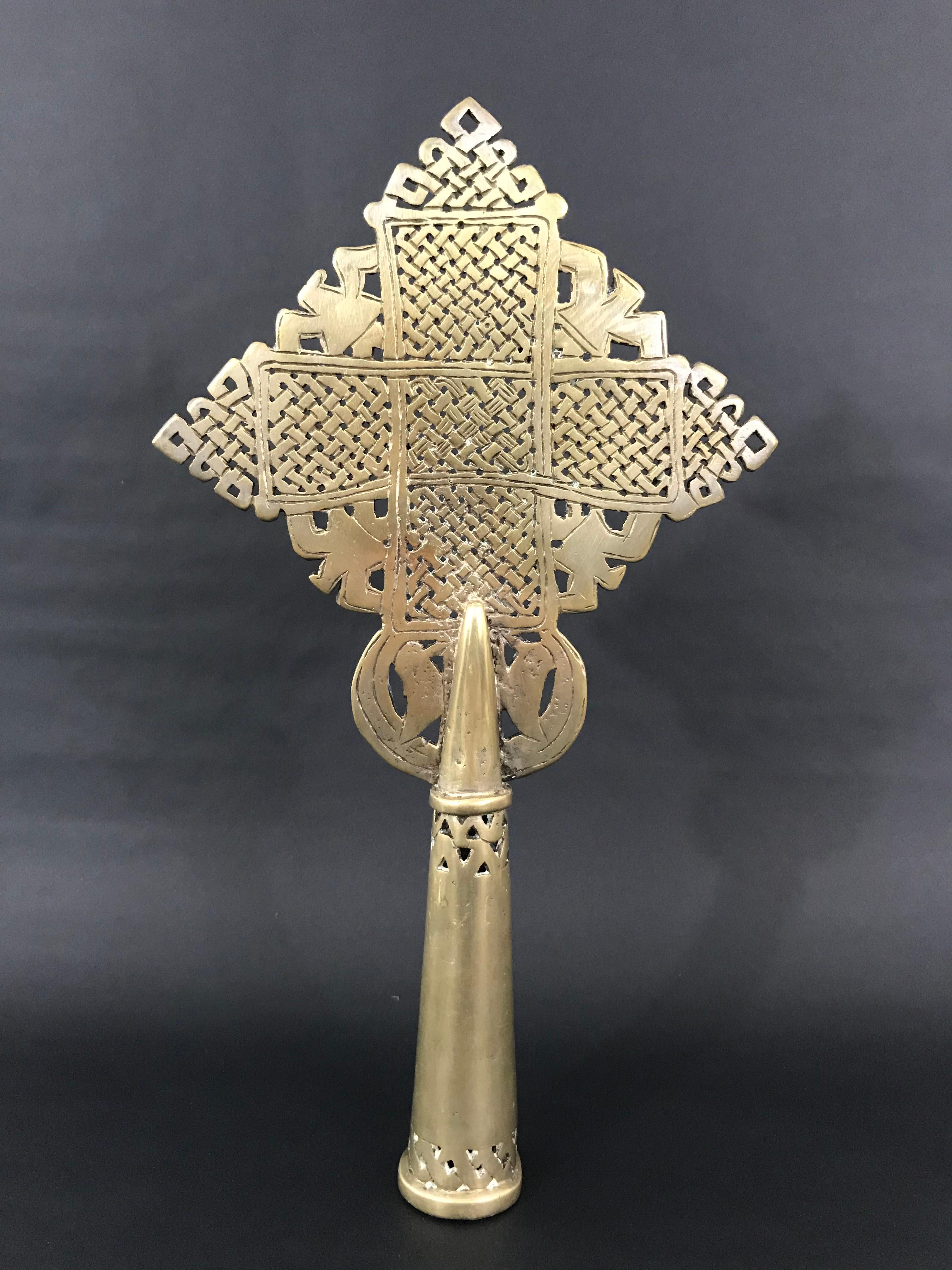 Coptic processional cross in openwork bronze with tracery and bird decorations.
These crosses are worn by Coptic Orthodox priests from Ethiopia and Egypt during ceremonies,
Est Africa
End of the 19th early 20th century.