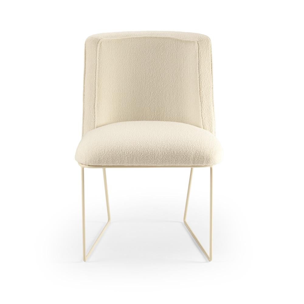 Le delicate cuciture in diagonale dello schienale imbottito di Croix I contrastano con la seduta liscia. Elegante e raffinata, questa poltrona è estremamente confortevole grazie alle sue perfette finiture. Con ogni combinazione di tessuto e