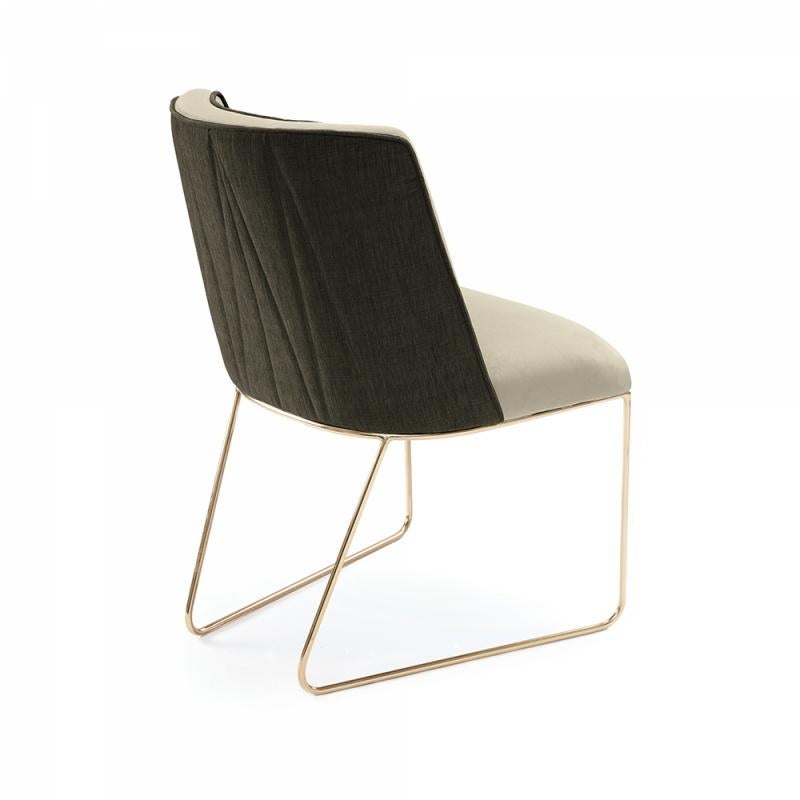 Le delicate cuciture in diagonale dello schienale imbottito di Croix I contrastano con la seduta liscia. Elegante e raffinata, questa poltrona è estremamente confortevole grazie alle sue perfette finiture. Con ogni combinazione di tessuto e base