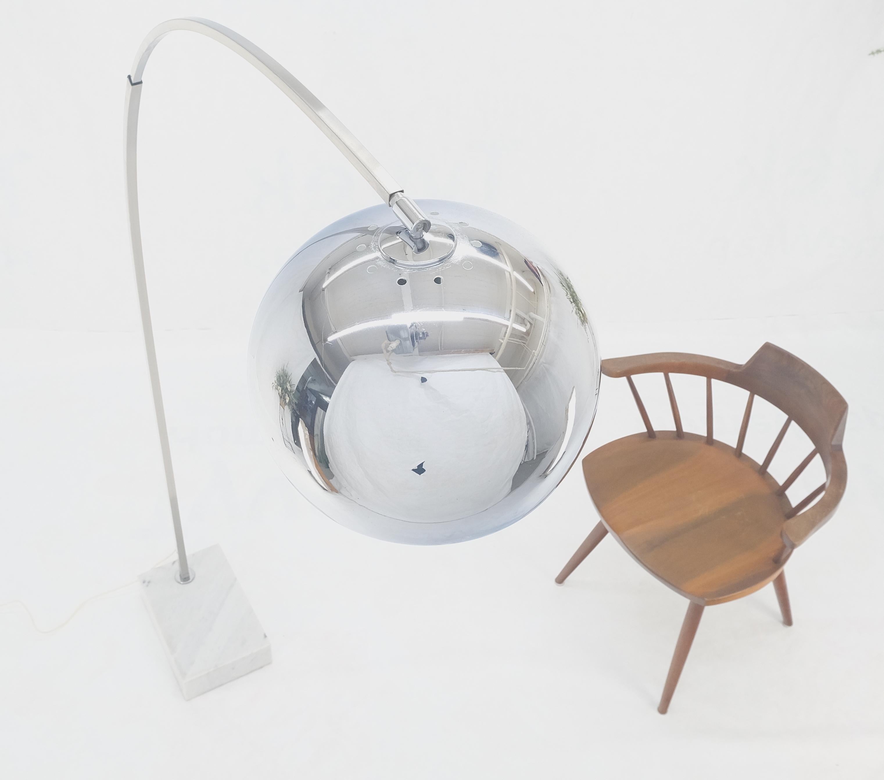 Lampadaire Arco réglable Crome Globe à base de marbre italien mi-siècle moderne en vente 3