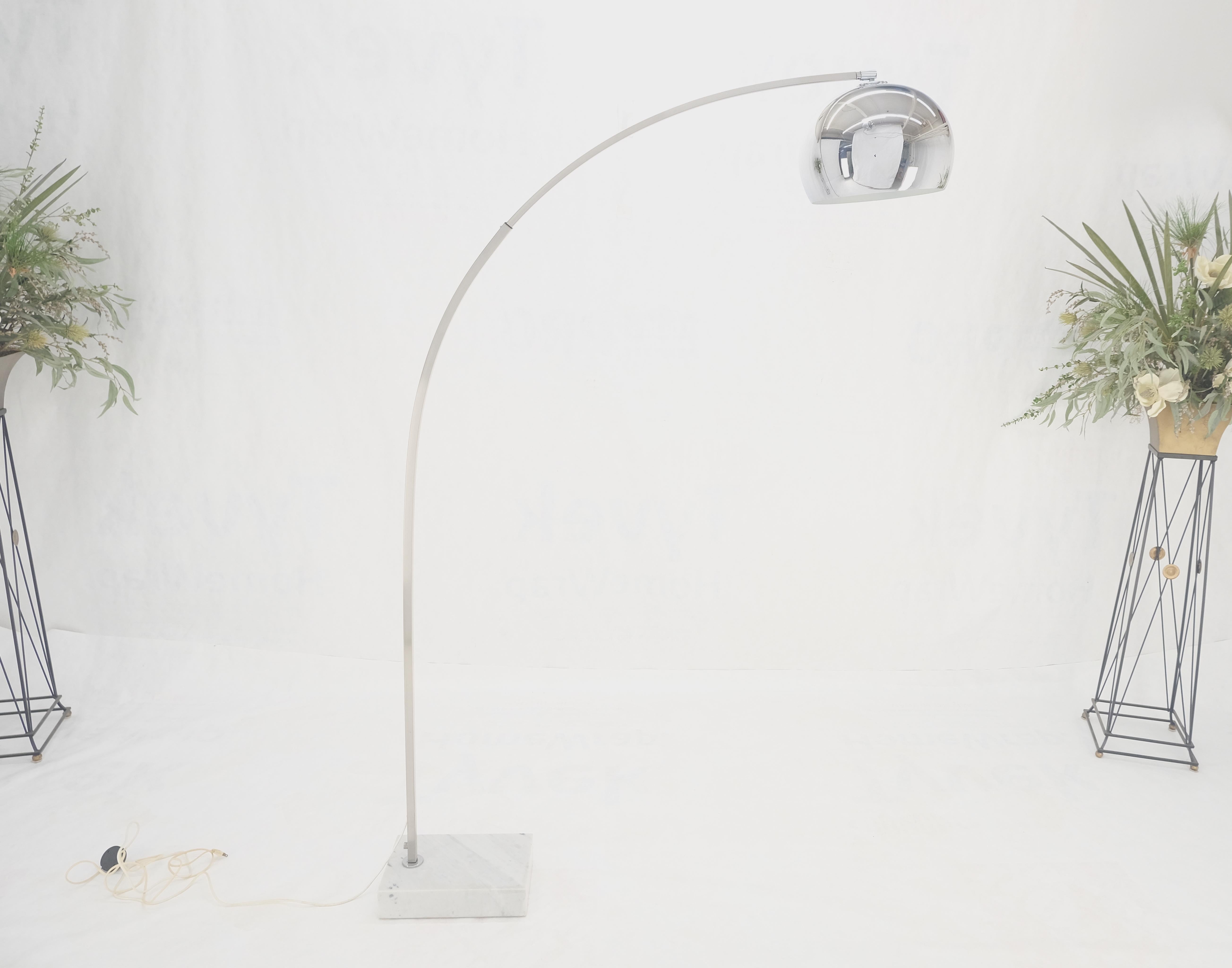 Poli Lampadaire Arco réglable Crome Globe à base de marbre italien mi-siècle moderne en vente