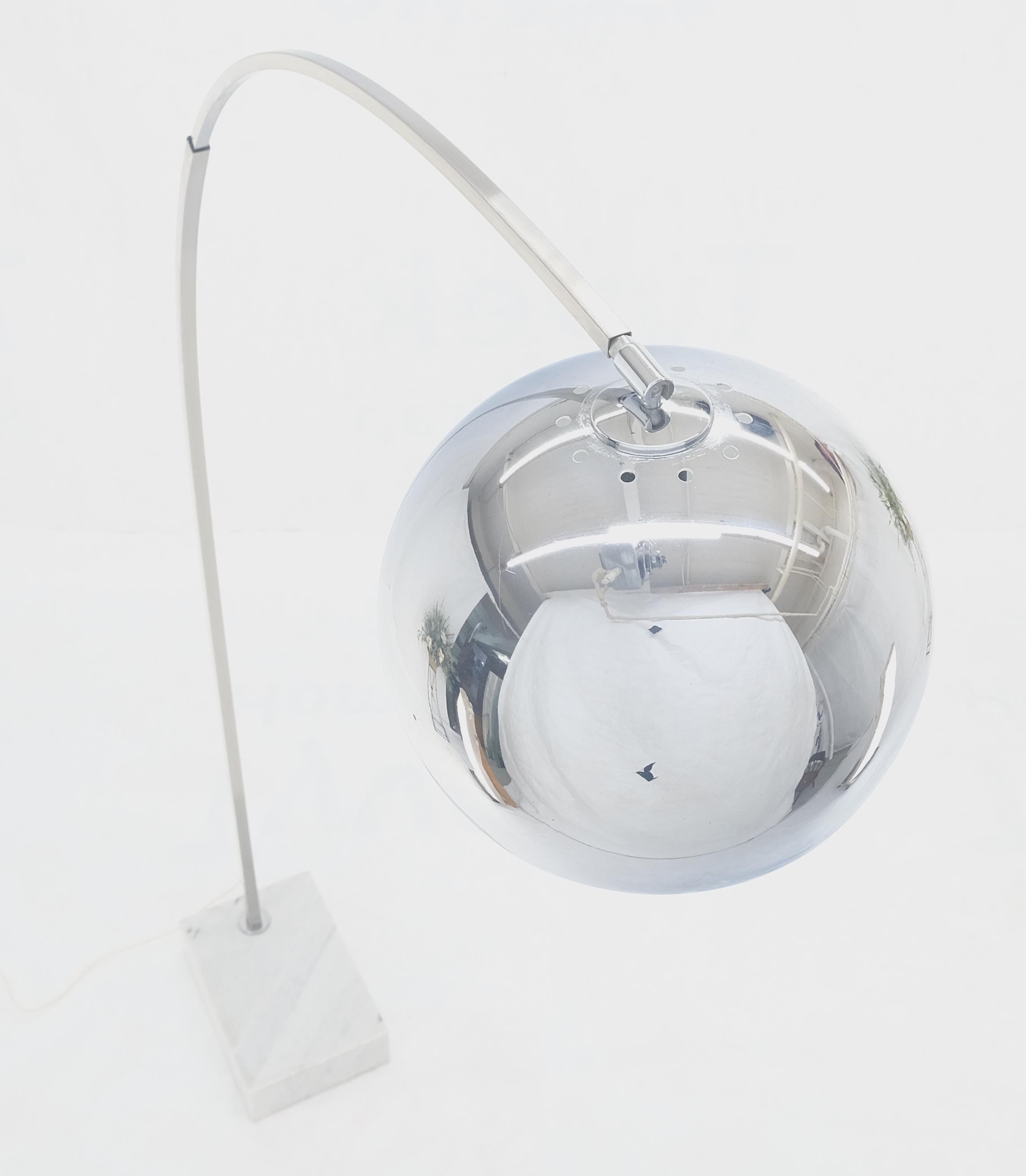 Lampadaire Arco réglable Crome Globe à base de marbre italien mi-siècle moderne Bon état - En vente à Rockaway, NJ