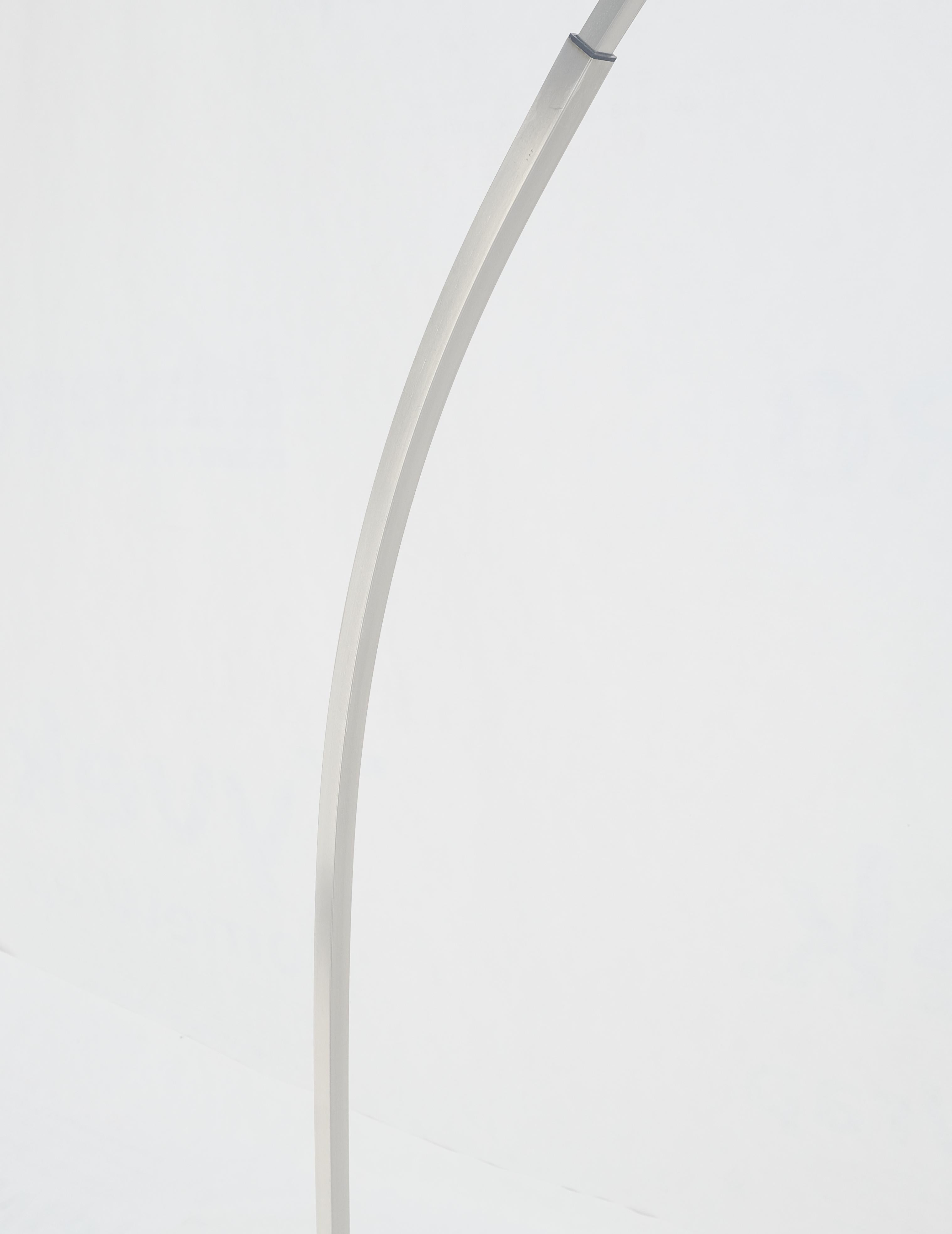 20ième siècle Lampadaire Arco réglable Crome Globe à base de marbre italien mi-siècle moderne en vente