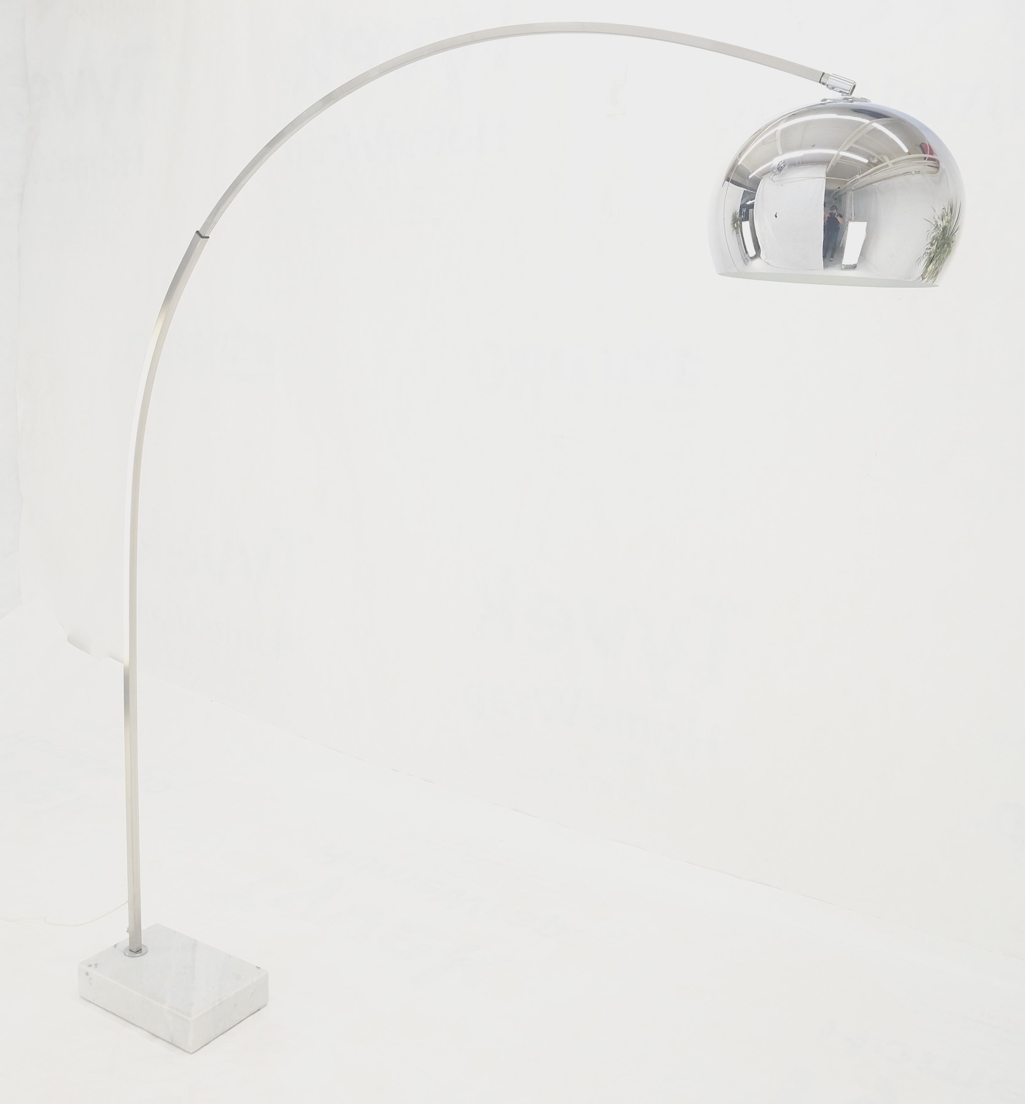 Chrome Lampadaire Arco réglable Crome Globe à base de marbre italien mi-siècle moderne en vente