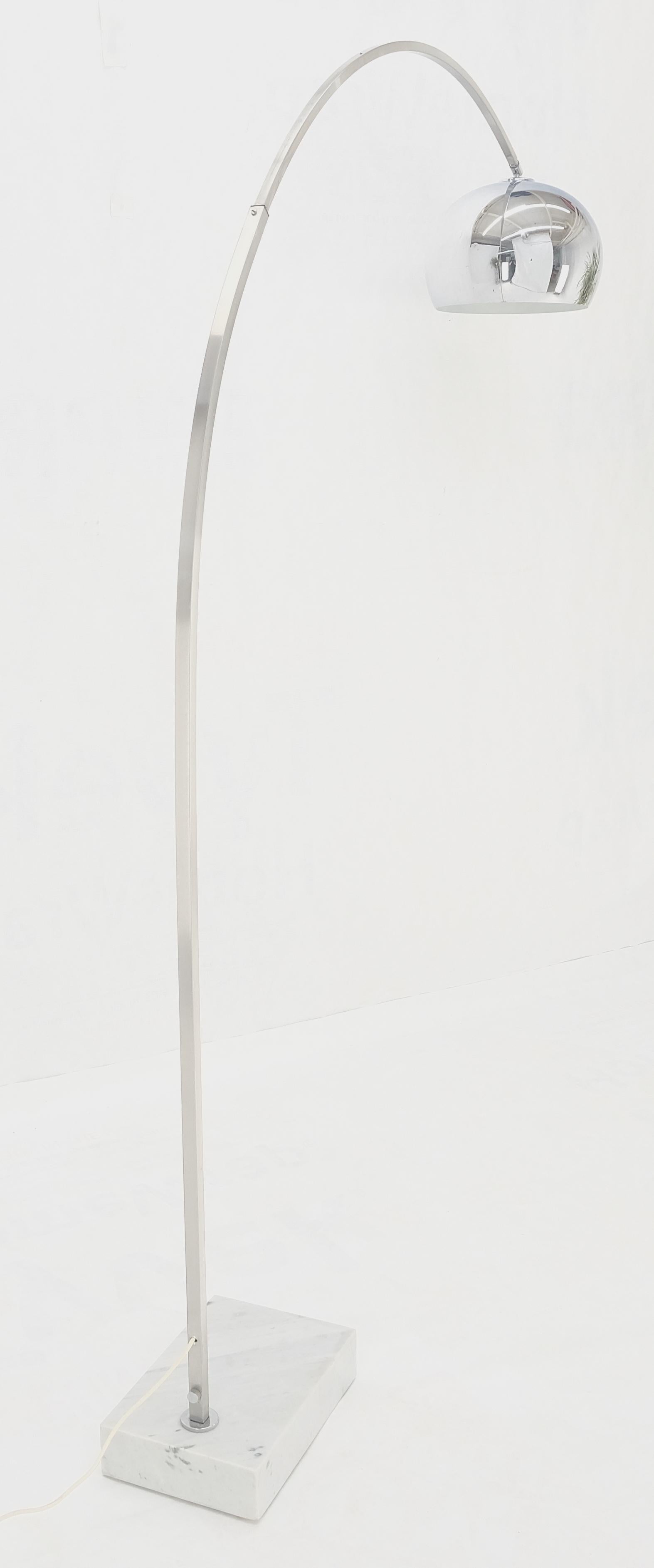 Lampadaire Arco réglable Crome Globe à base de marbre italien mi-siècle moderne en vente 1