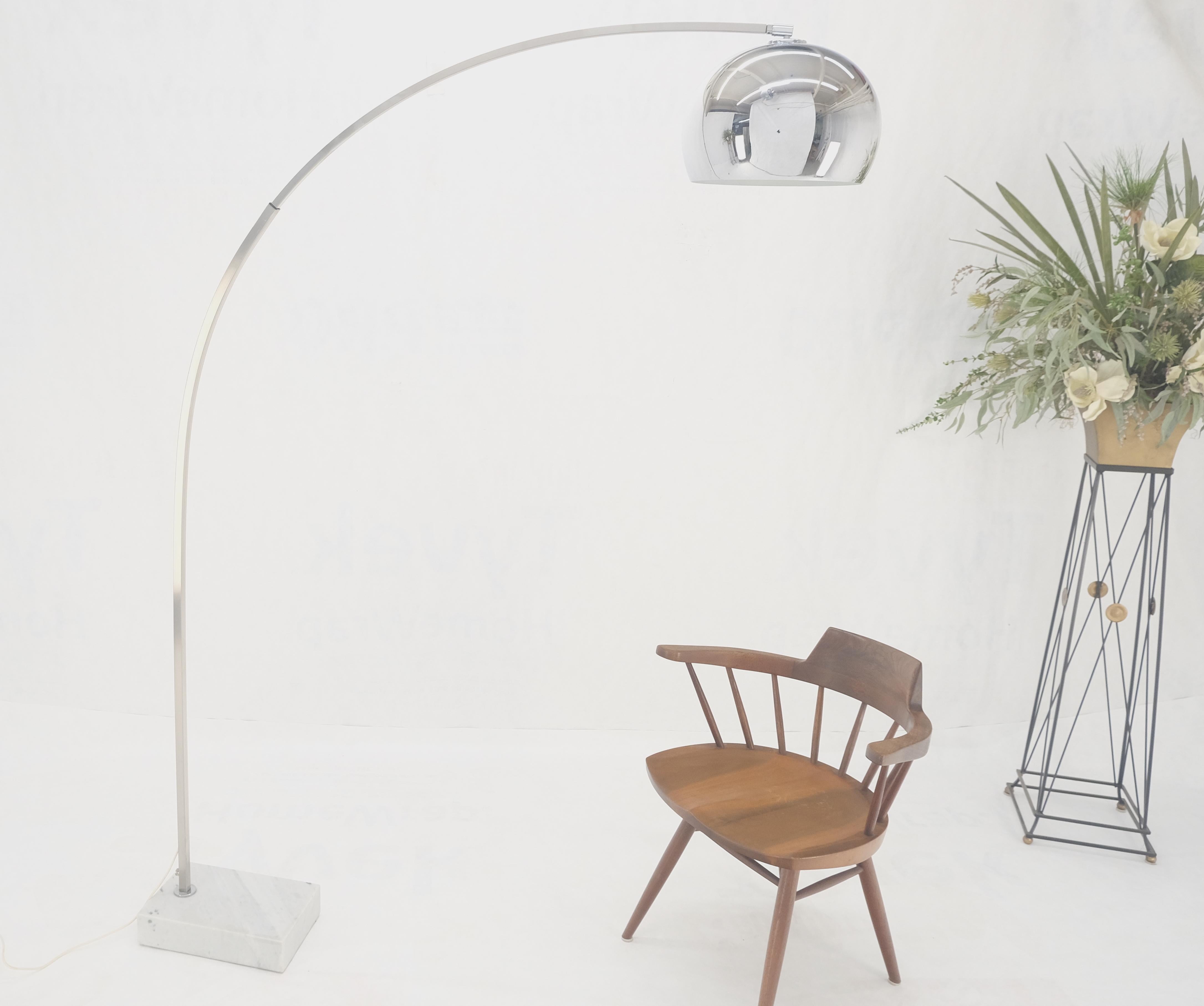 Lampadaire Arco réglable Crome Globe à base de marbre italien mi-siècle moderne en vente 2
