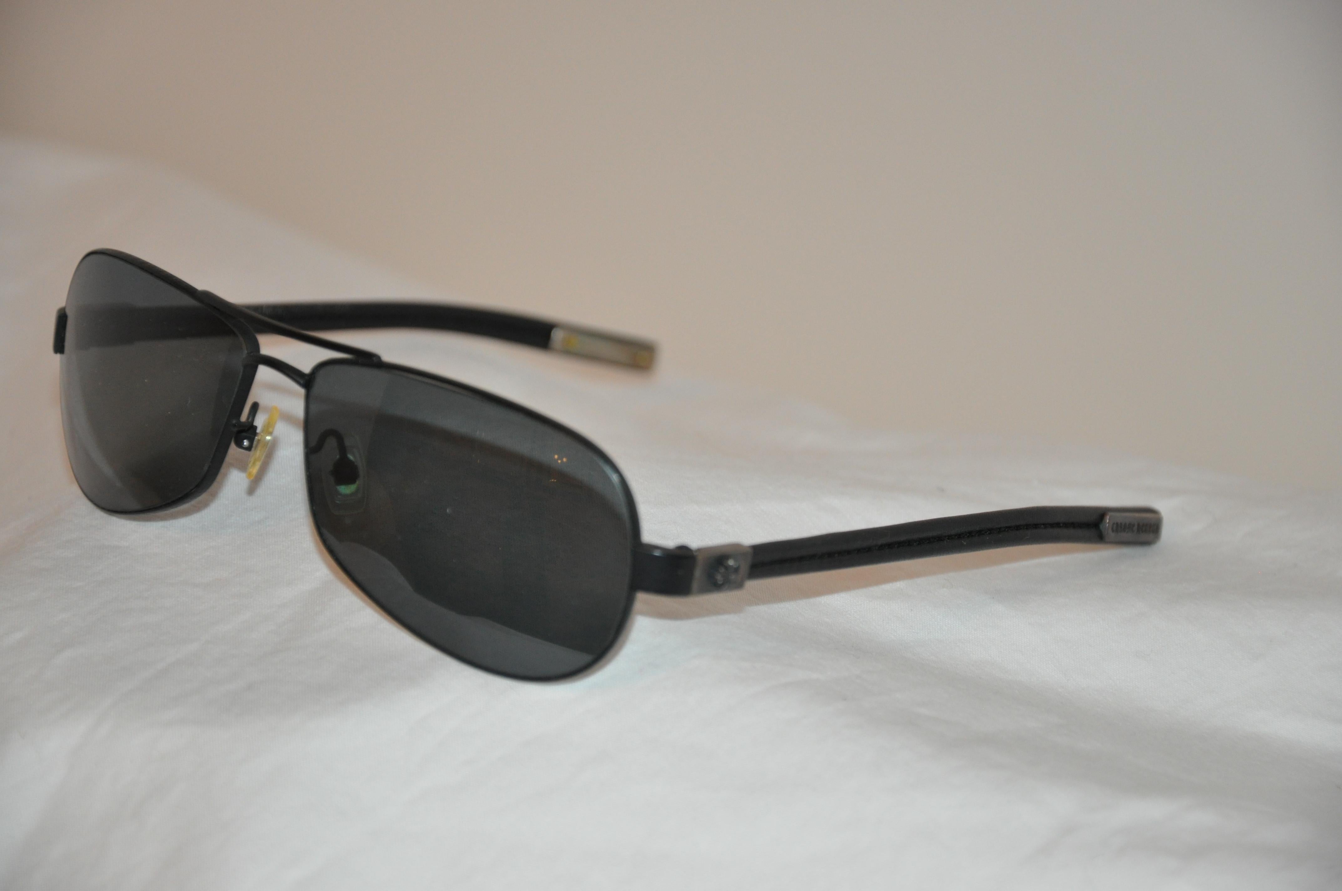 Crome Hearts „Limited Edition“ Schwarze Gläser mit schwarzem Leder und Metall Logos aus Metall im Zustand „Gut“ im Angebot in New York, NY