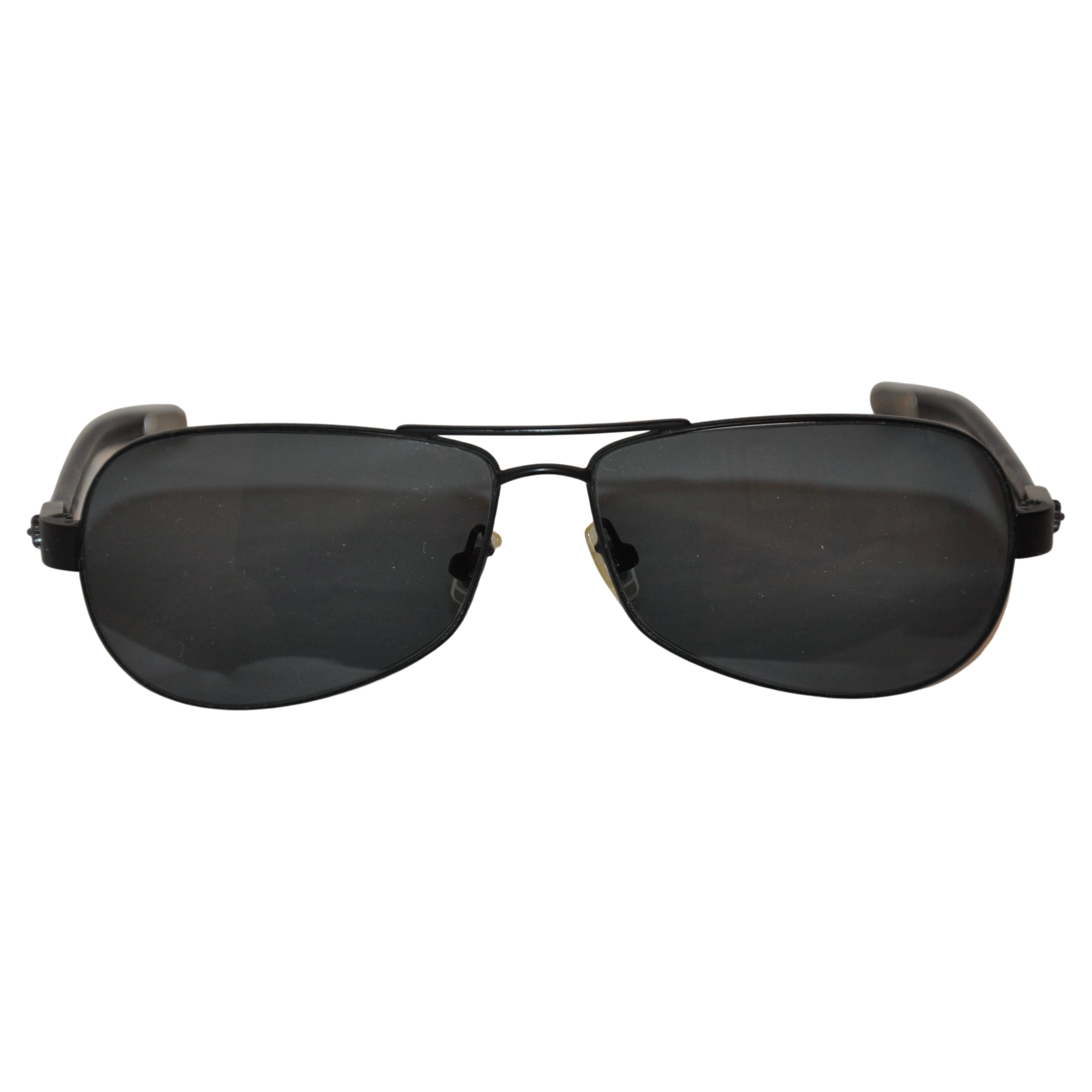 Louis Vuitton Flower Edge Round Sunglasses Black Plastic. Size W