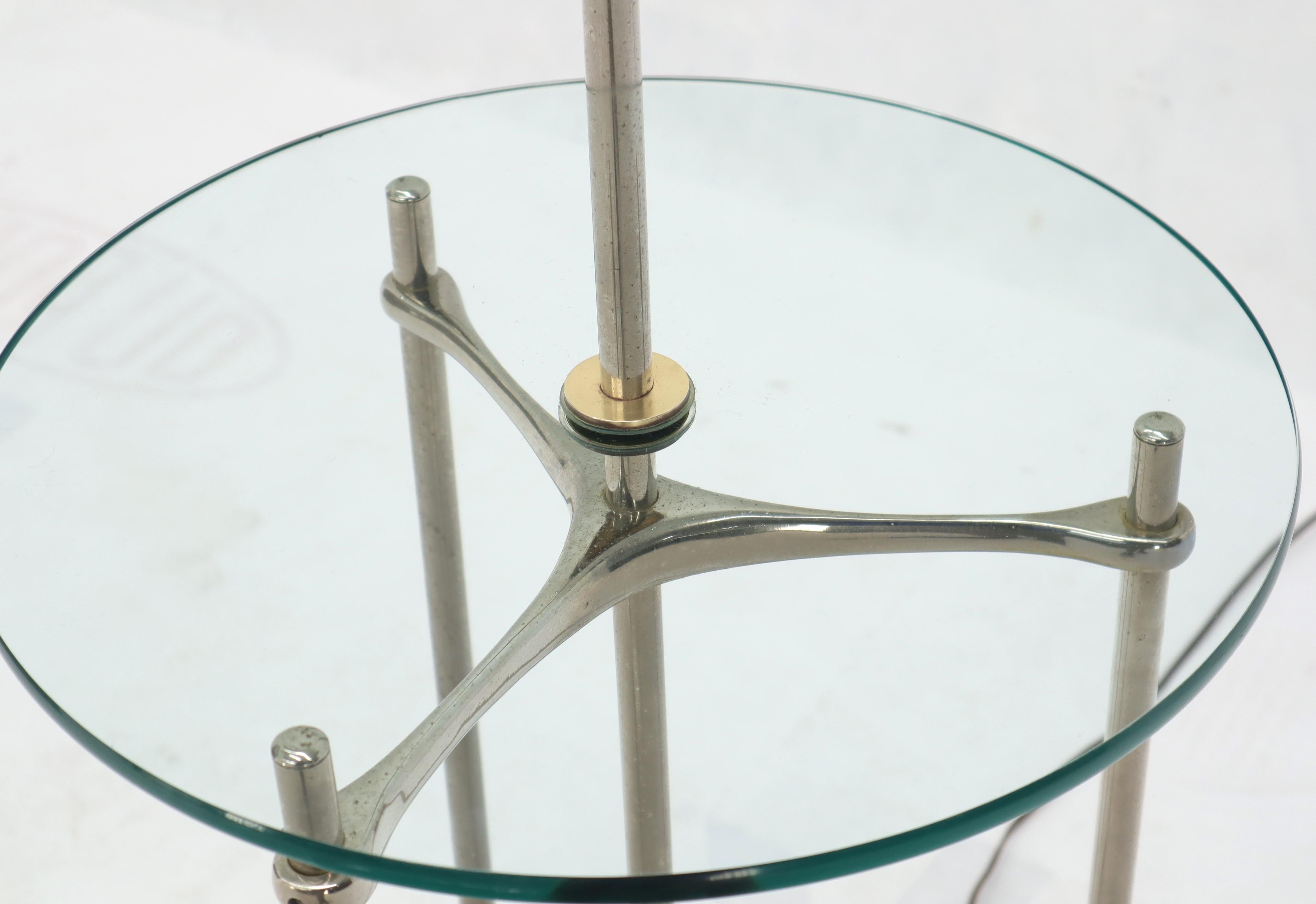20ième siècle Lampadaire de table d'appoint en verre à base trépied crome en vente
