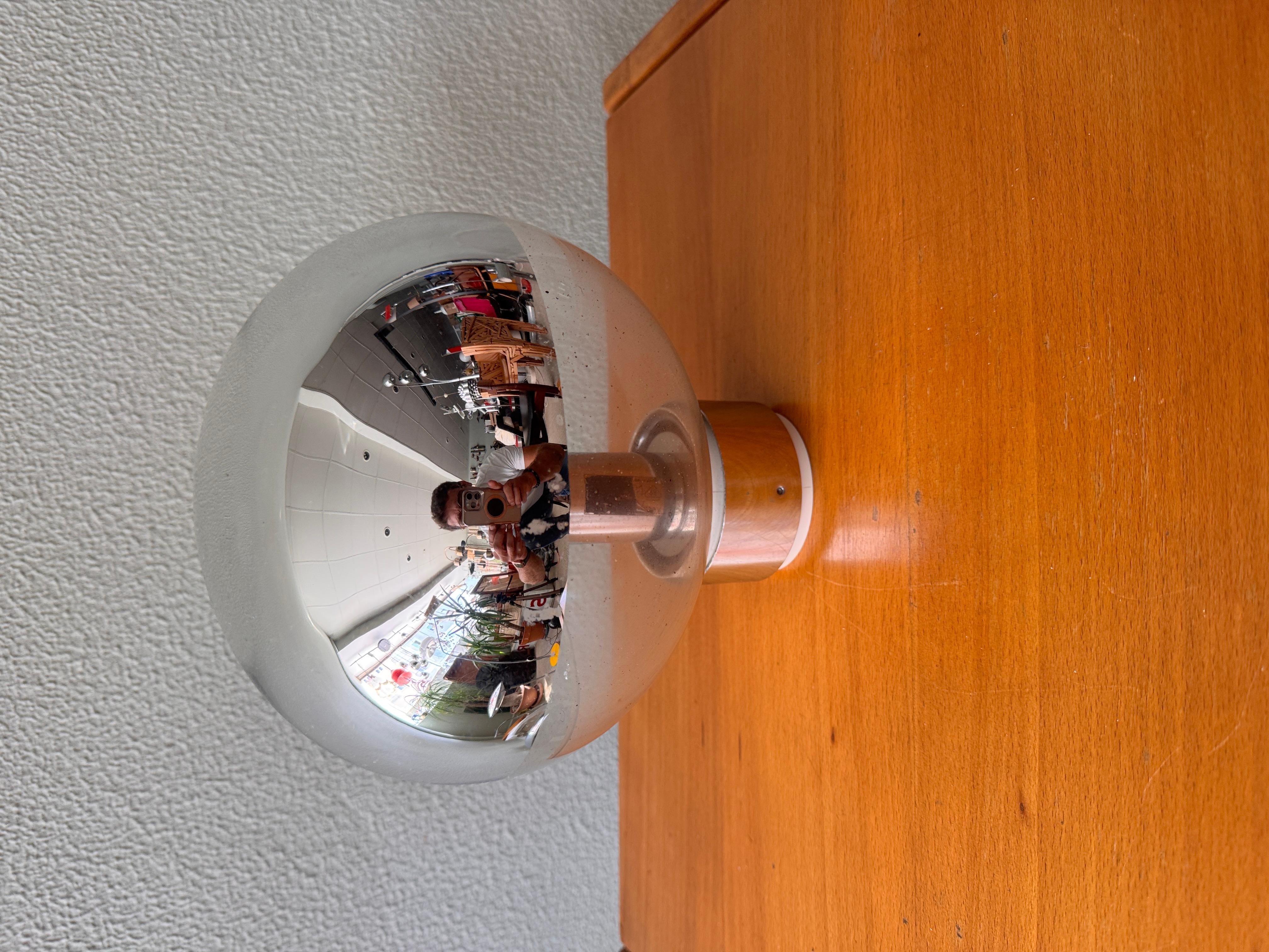 Este exquisito candelabro, diseñado por la célebre diseñadora de iluminación japonesa Motoko Ishii para Staff Leuchten, es un bello ejemplo del diseño de iluminación moderno de mediados de siglo. Fabricada en Alemania durante la década de 1960, esta
