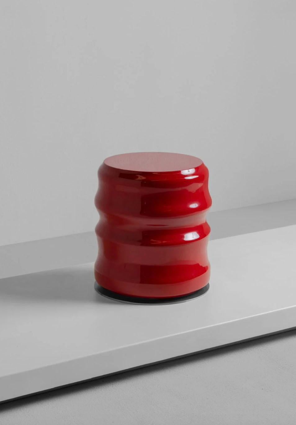 Cromo se inspira en la dualidad de la naturaleza y la tecnología. Esta colección se caracteriza por su capacidad para captar la esencia de los materiales puros y crear una yuxtaposición entre formas fluidas y orgánicas. Formas que evocan la