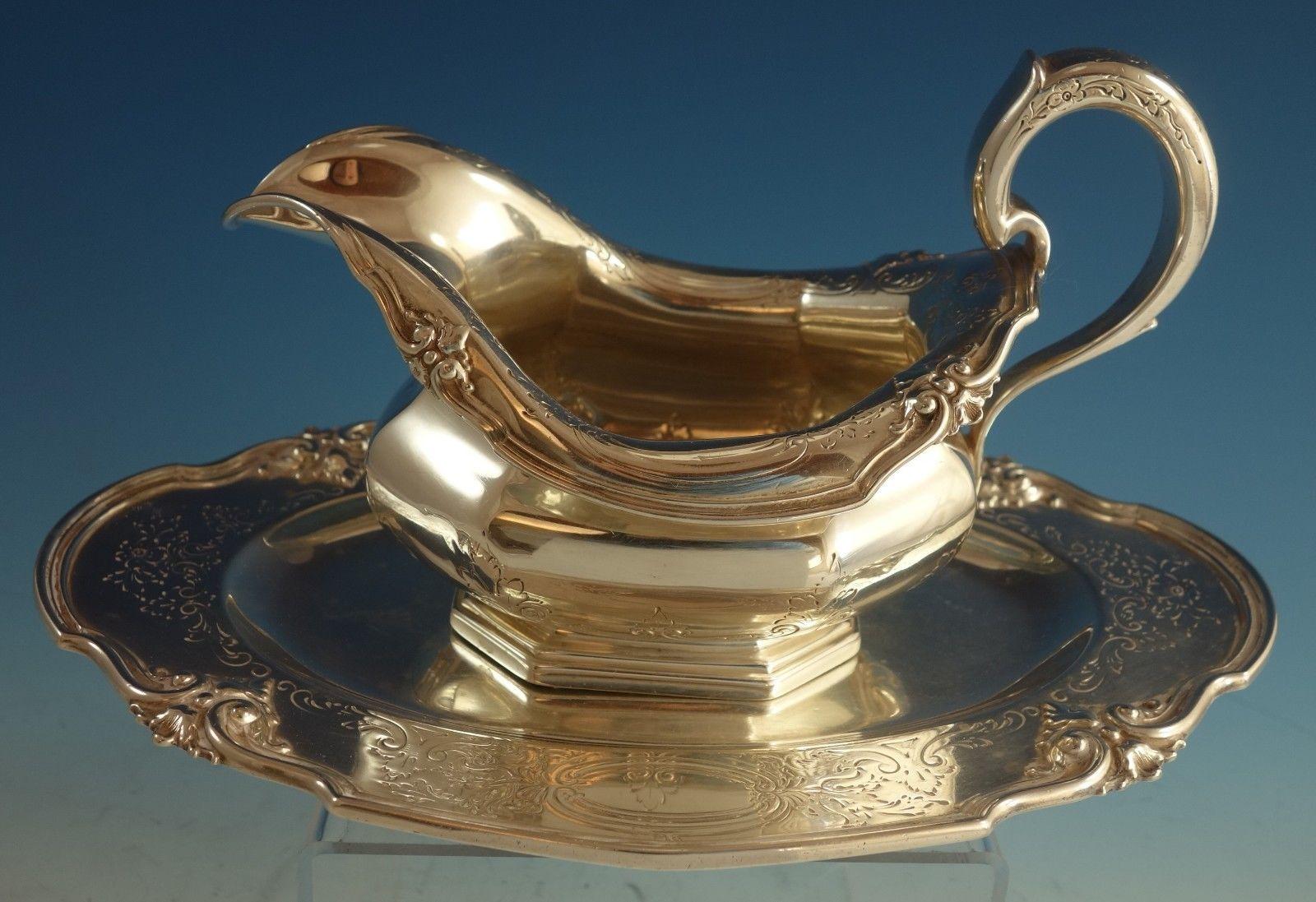 Sterling silver gravy boat with underplate in the pattern Cromwell by Gorham. The gravy boat is marked with #5914A and date mark for 1906. It measures 5 x 7 3/8, and it weighs 10.38 ozt. The underplate is marked with #5915A and date mark for 1906.