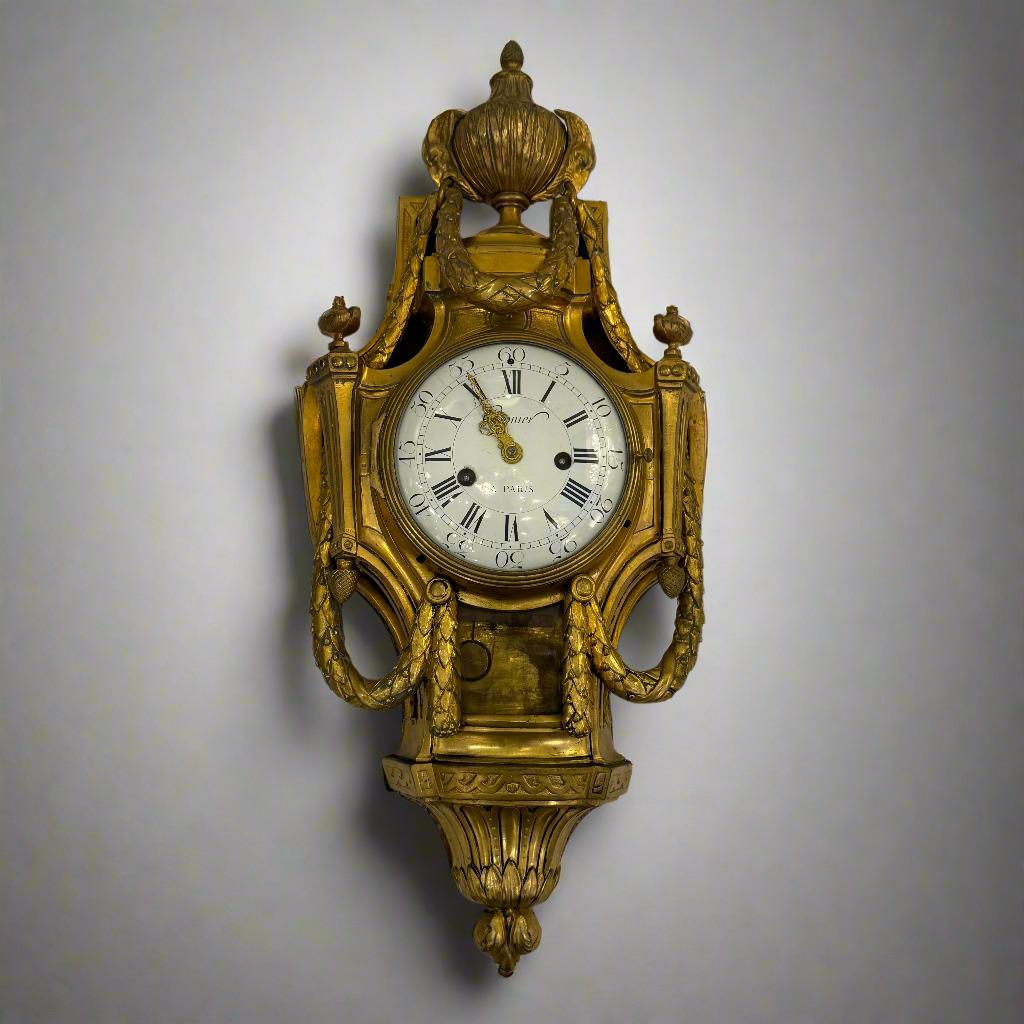 Une rare et importante pendule Louis XVI par Cronier, Paris, France vers 1790. Réalisée en bronze doré au feu, elle présente un cadran rond convexe en émail blanc avec des chiffres romains noirs pour les heures, des chiffres arabes pour les secondes