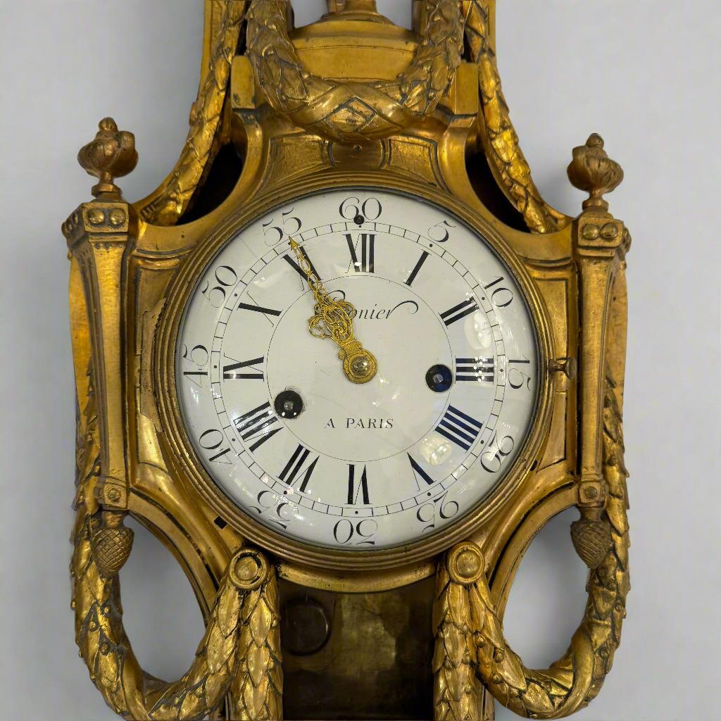 Horloge murale française d'époque Louis XVI en bronze doré Cronier Paris Bon état - En vente à New York, NY