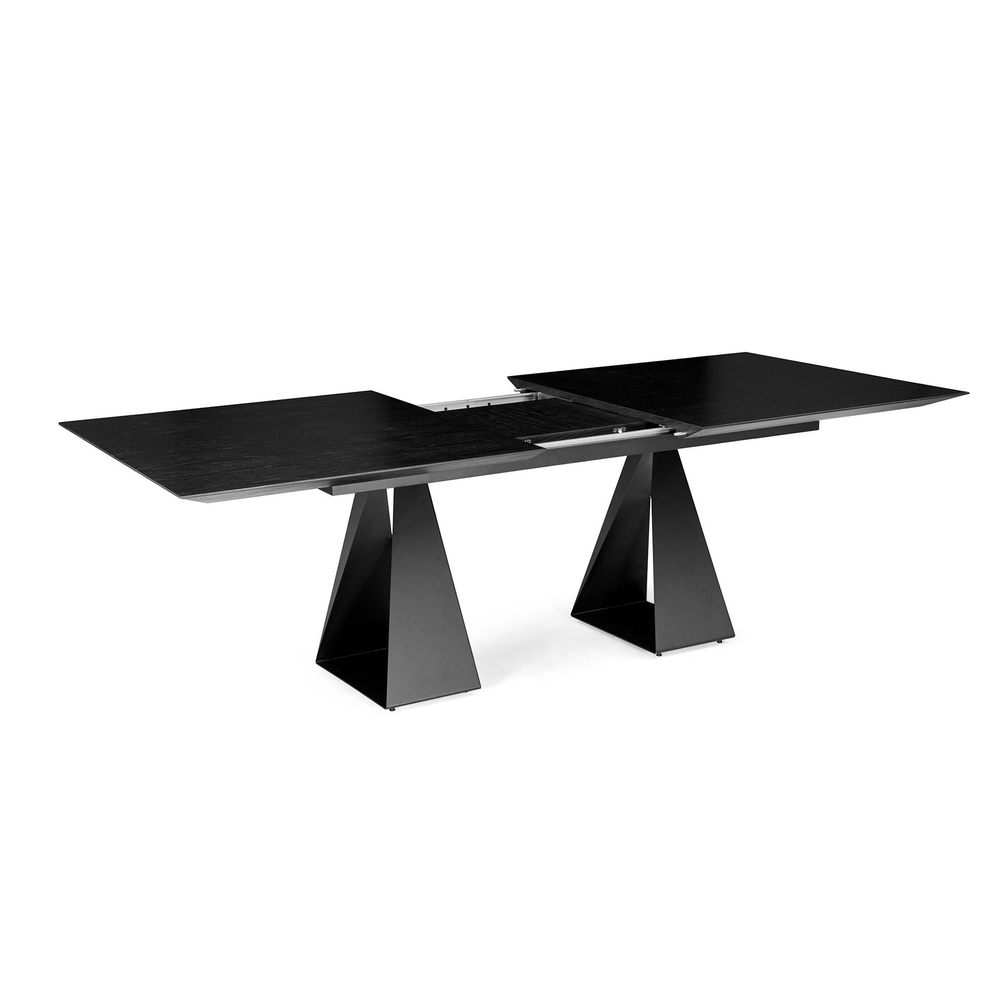 Moderne Table de salle à manger extensible avec plateau en Oak Oakne noir de 79 pouces et pieds en métal, Cronos Design en vente
