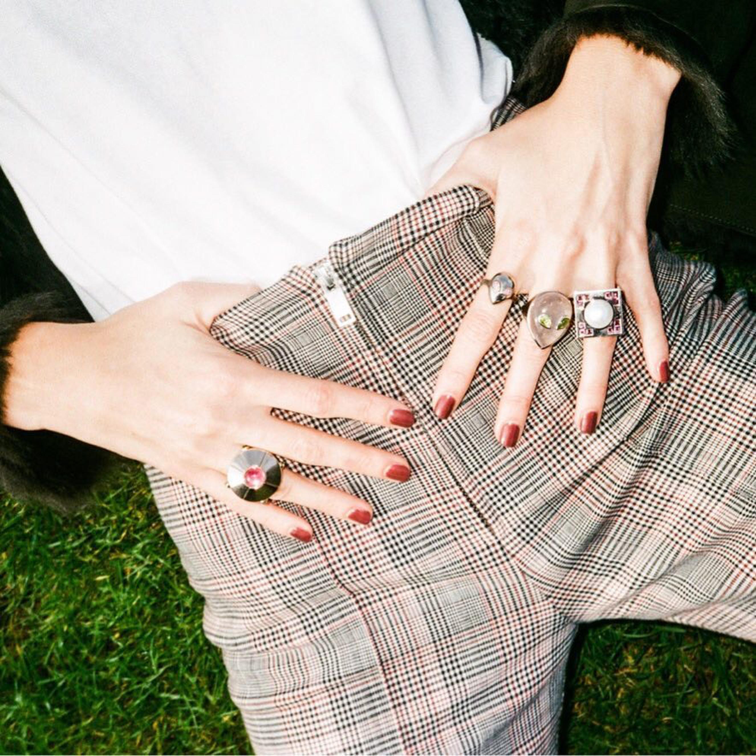 Crop Circle Ring, 18k White and Rose Gold Tahitian Pearl Peridot Cocktail Ring In New Condition In Berlin, DE