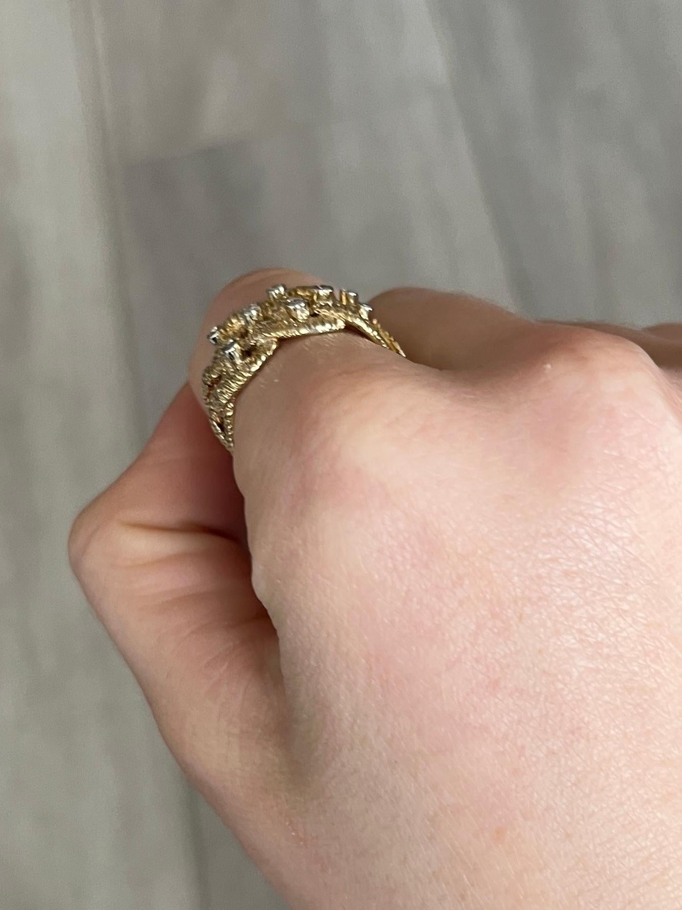 Dieser Ring von Crop & Farr ist mit 8 Diamanten besetzt, die zusammen 32 Pence ergeben. Das klobige 18-karätige Gold ist strukturiert und zu einem schönen breiten Band verwoben. Gekennzeichnet mit dem Gütesiegel London 1973. 

Ringgröße: P oder 7