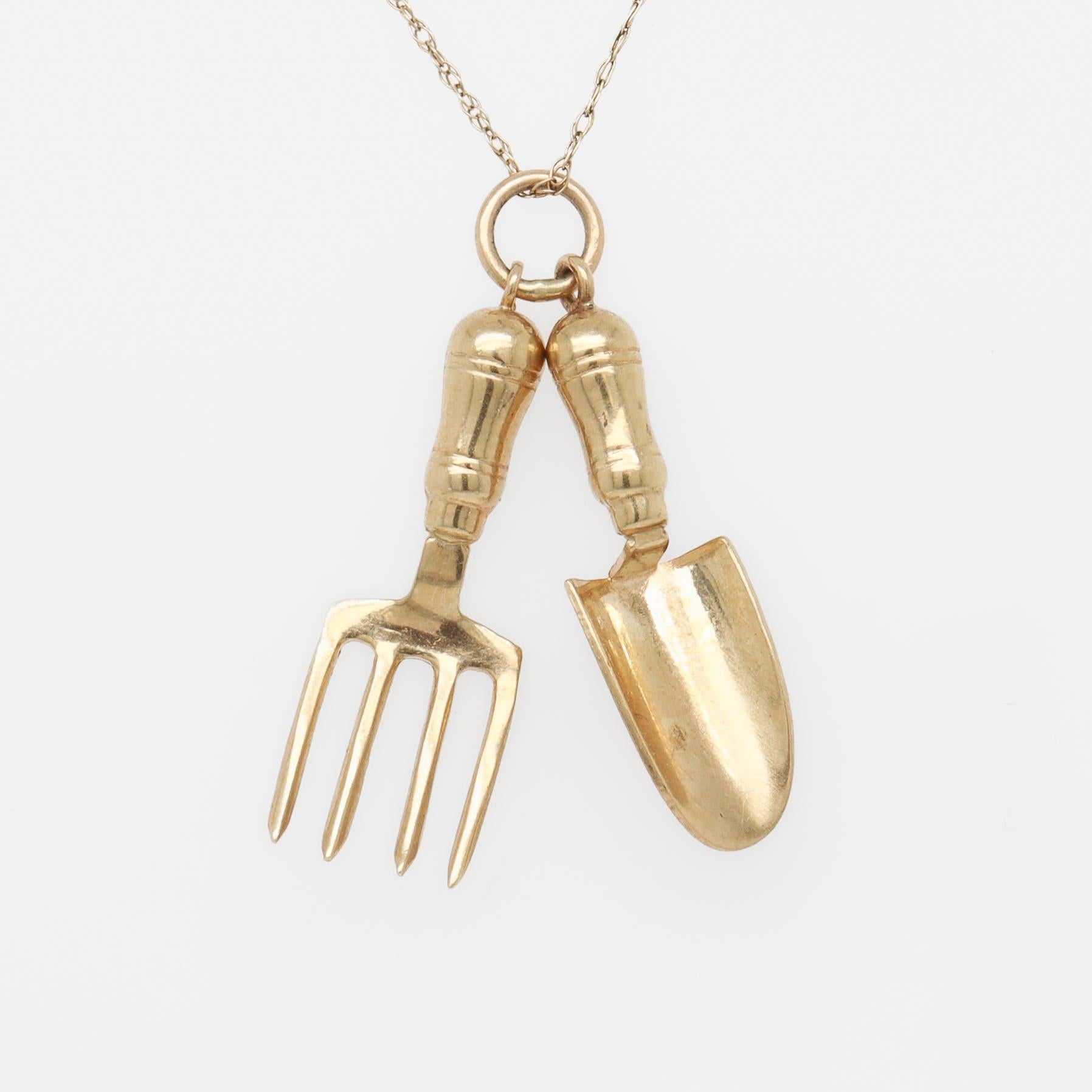 Cropp & Farr English 9ct Gold Gardening Tools Trowel & Fork Charm for a Bracelet In Good Condition For Sale In Philadelphia, PA